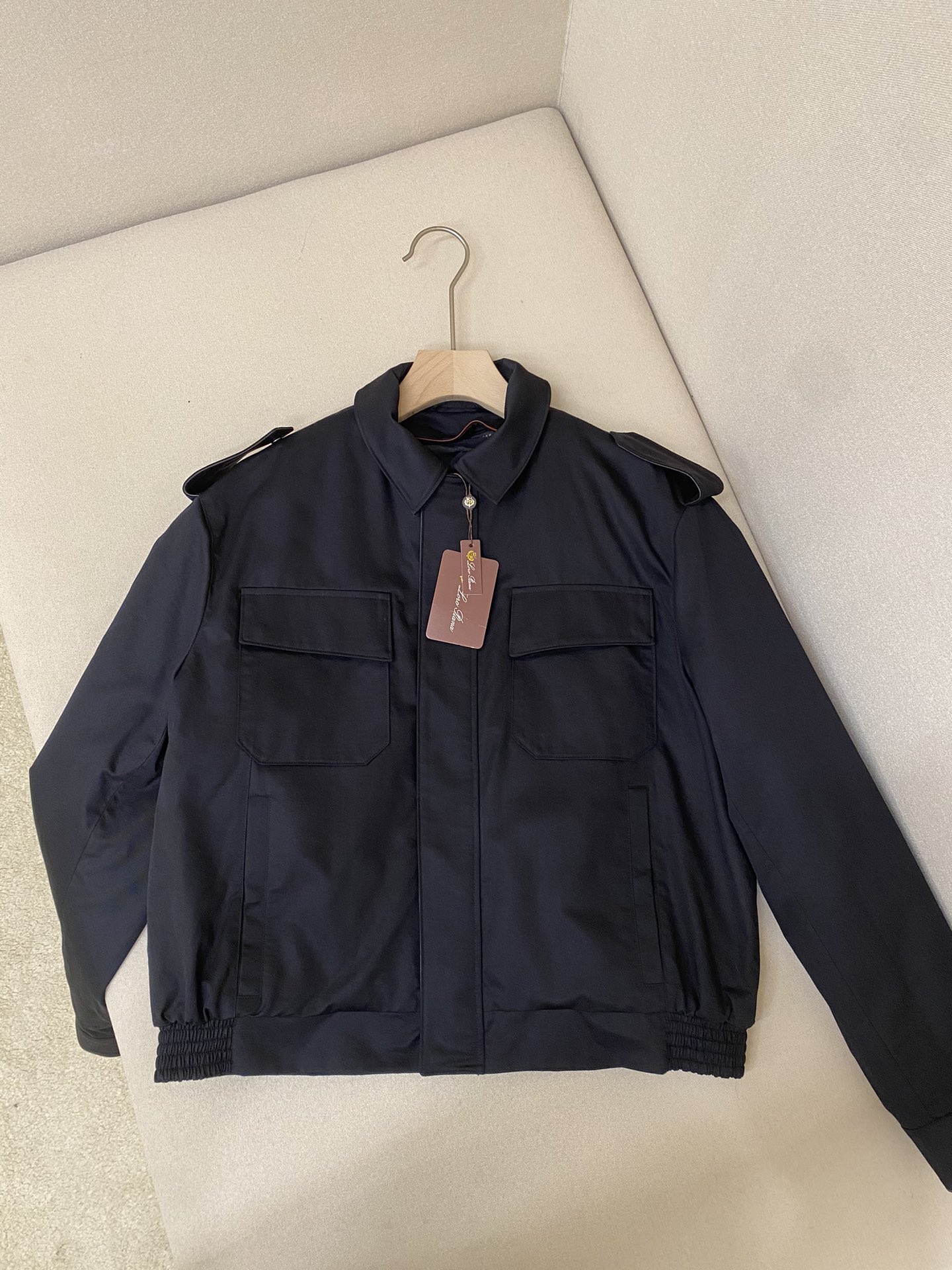 NO:636204,LPss new autumn and winter style Loron From LoroPiana | Men's bomber jacket, high-end military green/black leather stitching short jacket, fine-grained cotton canvas brush texture, low-key luxury counter new style. Removable quilted lining, air force element bomber jacket, genuine leather splicing design elements, convenient to match, full of class, color, military green, black, code number 46 48 50 52, men's clothing, loro piana, loro piana, jackets &  coats,jackets & coats,alexander wang19860909LPss秋冬新款Loron From LoroPiana |男士飞行员夹克高级军绿色/黑色真皮拼接短款夹克,细纹棉质帆布刷毛肌理,低调奢华专柜新款 .可拆卸夹棉内衬 空军元素飞行员夹克外套 真皮拼接设计元素 ,搭配便利 档次感十足 颜色军绿色 黑色 码数46 48 50 52,男装,loro piana,loro piana,jackets & coats,jackets & coats,alexander wang,Women's clothing