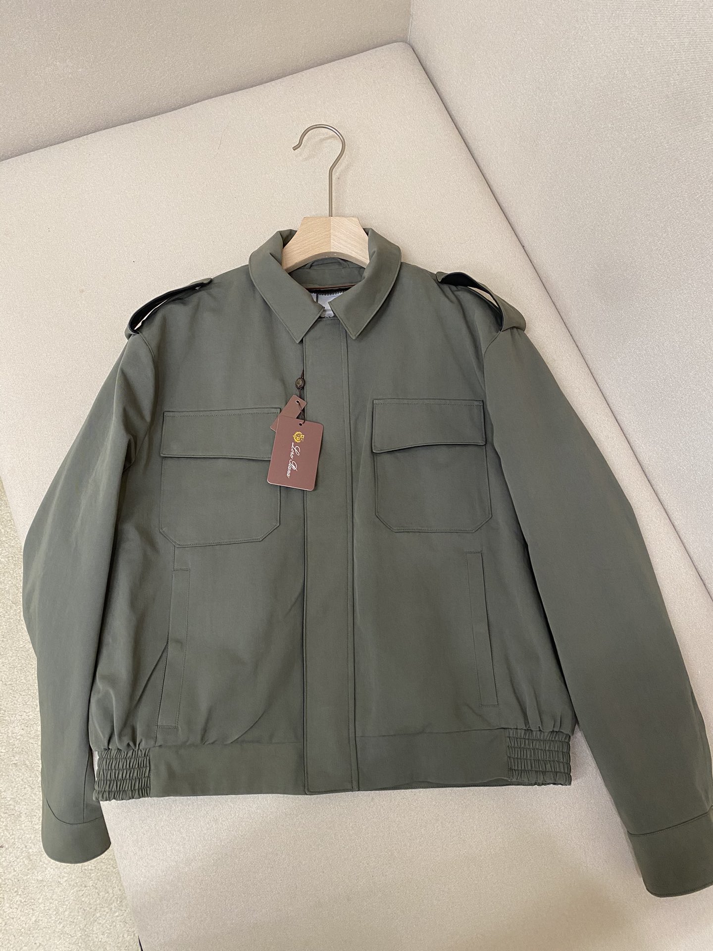 NO:611085,Lss new Loron From LoroPiana | Men's bomber jacket, high-grade military green leather splicing short jacket, fine-grained cotton canvas brushed texture, low-key luxury counter new style, removable quilted lining, air force element bomber jacket, genuine leather splicing design elements, convenient to match, full of class, size S—XL,,loro piana,jackets & coats,jackets & coats,alexander wang19860909Lss新款Loron From LoroPiana |男士飞行员夹克高级军绿色真皮拼接短款夹克 细纹棉质帆布刷毛肌理 低调奢华专柜新款 可拆卸夹棉内衬 空军元素飞行员夹克外套 真皮拼接设计元素 搭配便利 档次感十足 尺码Ｓ—XL,,loro piana,jackets & coats,jackets & coats,alexander wang,Men's clothing