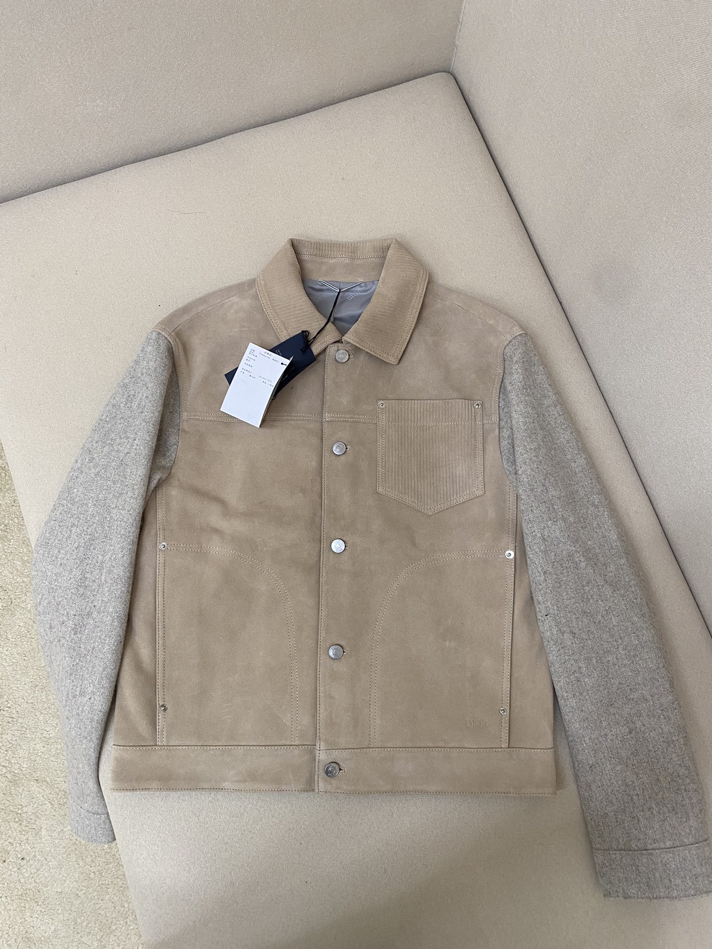 NO:636206,Dior's new autumn and winter jacket is a super expensive one. The fabric is carefully made of beige sheepskin, with contrasting wool sleeves, corduroy collar and chest patch pockets. The interior uses a jacquard lining with the Dior logo, and is opened and closed with metal buttons engraved with the Dior logo. The pockets are embossed with the Dior logo. The whole piece of clothing has a particularly thick leather feel, which makes it look luxurious at first glance!  Definitely worth the money!  The style is both fashionable and casual, and can be used to create a variety of fashionable looks. The same style for men and women, highly recommended!  Size 46 48 50 52,Dior-clothing,dior,dior,dior,jackets & coats,sheepskin,alexander wang19860909Dior迪家秋冬新款夹克超贵气的一款,面料采用米色羊皮精心制作,搭配对比鲜明的羊毛衣袖,灯芯绒衣领和胸前贴袋,内里采用Dior标志的提花内里,以镶刻Dior标志的金属纽扣做开合,口袋处有Dior标志压花,整件衣服皮肉感特别厚实,一眼贵气！绝对货所值的一款！款式既时髦又休闲,可打造各式时尚造型.男女同款,强烈推荐！ 码数46 48 50 52,迪奥-服装,dior,dior,dior,jackets & coats,sheepskin,alexander wang,Women's clothing
