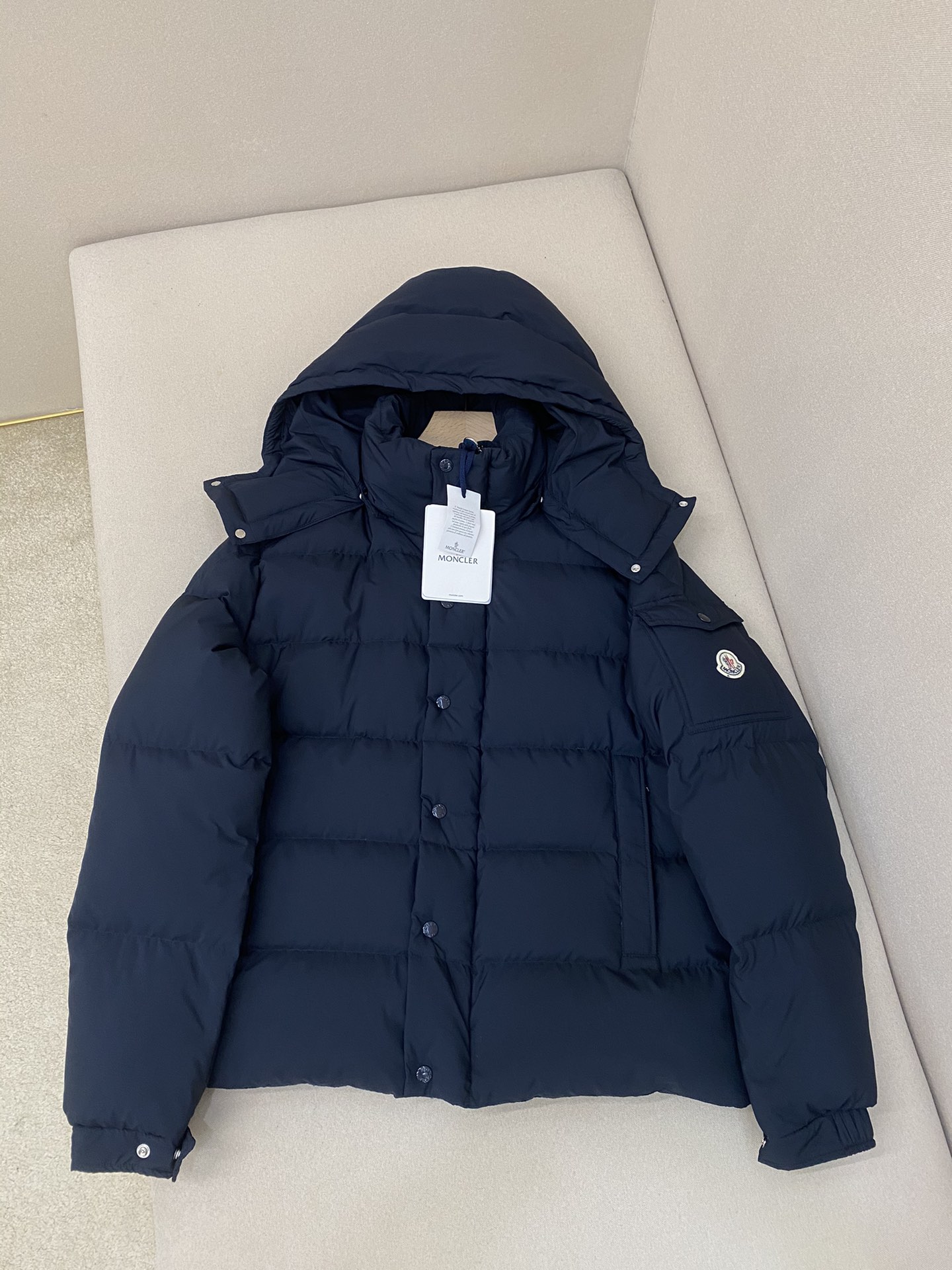 NO:636182,MonVezere down jacket, made from longue saison fabric, is both lightweight and warm. This short down jacket features a hood, zipper and button closure, zippered pockets, patch pockets on the sleeves, adjustable cuffs, drawstring hem, the hood can be easily removed depending on the weather. The silhouette and sleeve patch pockets pay homage to the iconic Moncler Maya down jacket. Color black, navy blue Size 1 2 3 4, Moncler - Clothing, Moncler, down  jacket,hats,alexander wang19860909MonVezere羽绒服,这款采用longue saison面料制成,既轻盈又保暖.此短款羽绒服配有兜帽,拉链和纽扣开合,拉链口袋,衣袖饰有贴袋,可调节袖口,抽绳下摆,兜帽可根据天气轻松拆卸.廓形和衣袖贴袋向标志性Moncler Maya羽绒服致敬. 颜色黑色,藏青色 码数1 2 3 4,蒙口-服装,Moncler,down jacket,hats,alexander wang,Women's clothing