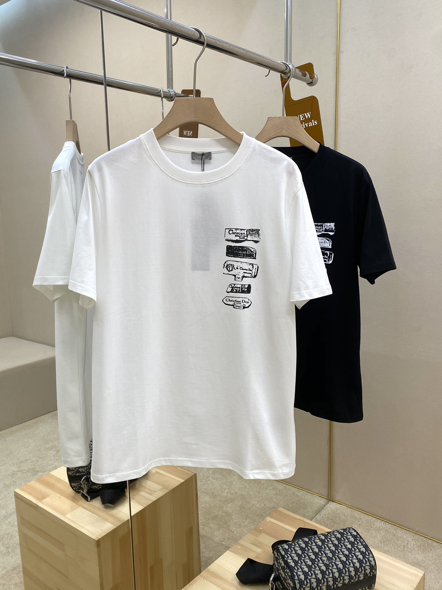 NO:121662,The main recommendation is Dior24 new T-shirt, which is decorated with Dior Archives Labels logo, and reinterprets the Dior label in a 3D printed version. It is carefully crafted from white cotton jersey fabric, with a loose fit, and the chest is flocked. It can be matched with wide-leg shorts. Color black and white S M L XL H2025 new model first release, dior, shorts,tees, t-shirt, alexander wang19860909主推 Dior24新款T恤,这款T恤饰以 Dior Archives Labels标志,以3D 印花版本重新诠释 Dior 标签.采用白色棉质平纹针织面料精心制作,宽松版型,胸前饰以植绒标志.可与阔腿短裤搭配. 颜色黑色 白色 码数S M L XL H2025新款首发,,dior,shorts,tees，t-shirt,alexander wang,Men's clothing