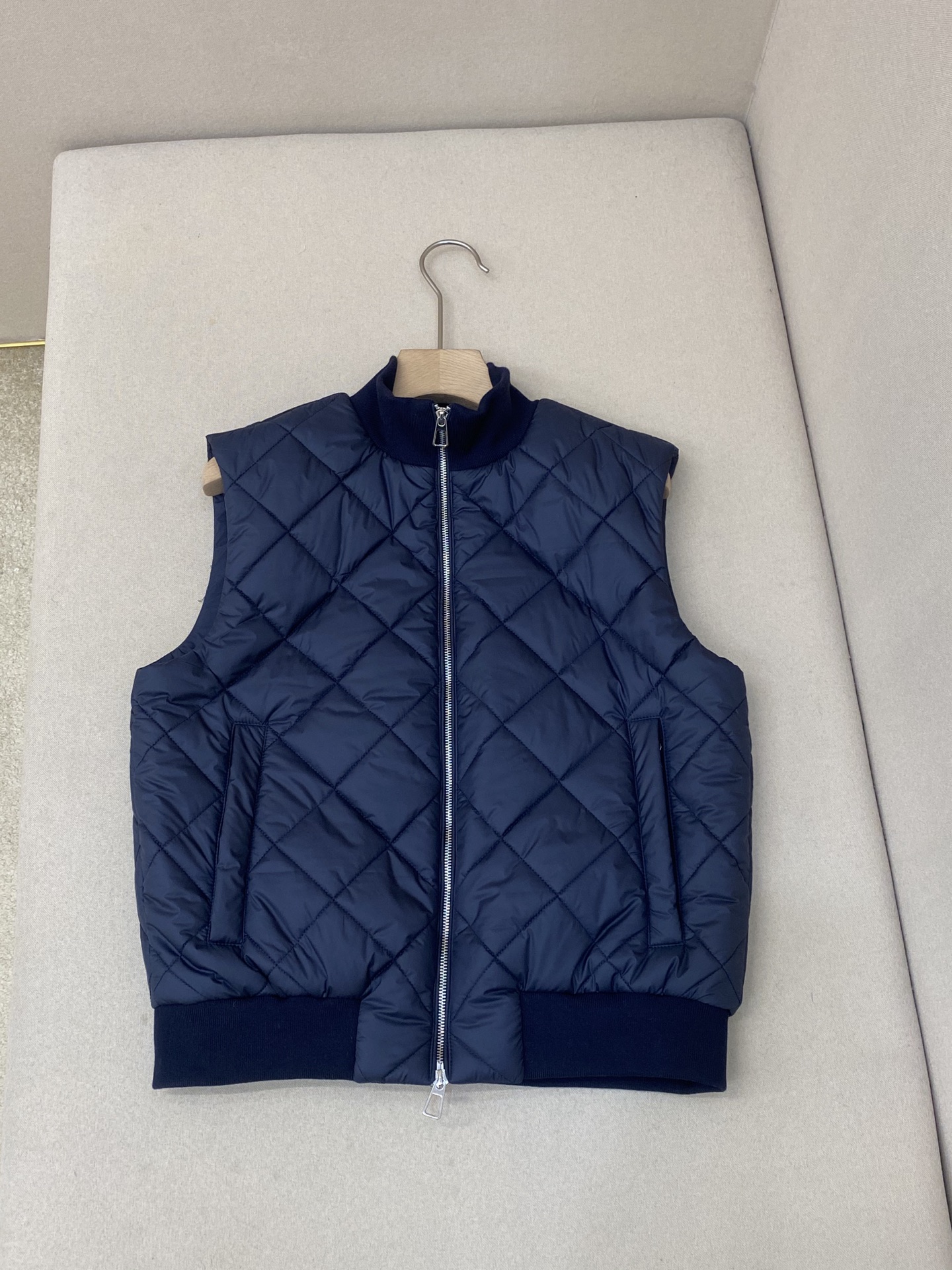 NO:636181,LP vest, this Ampay vest is made of WindWish fabric that combines Loro Piana's signature Wind microfiber and Wish wool. It is paired with classic diamond quilting and knitted high collar embellished on the body, making the vest more distinctive. The soft, lightweight texture and water-repellent function create a refined look for your casual moments. Color Beige Navy Size S M L XL, Men's, loro piana, loro piana, alexander wang19860909LP马甲,这款 Ampay马甲采用结合Loro Piana标志性 Wind 微纤维和Wish 羊毛的 WindWish面料制作,搭配衣身上点缀的经典菱形绗缝与针织高领,使马甲更显与众不同.柔软、轻盈的质感和防泼水功能,为您在休闲时刻打造精致造型. 颜色米色 藏青色 码数S M L XL,男装,loro piana,loro piana,alexander wang,Women's clothing