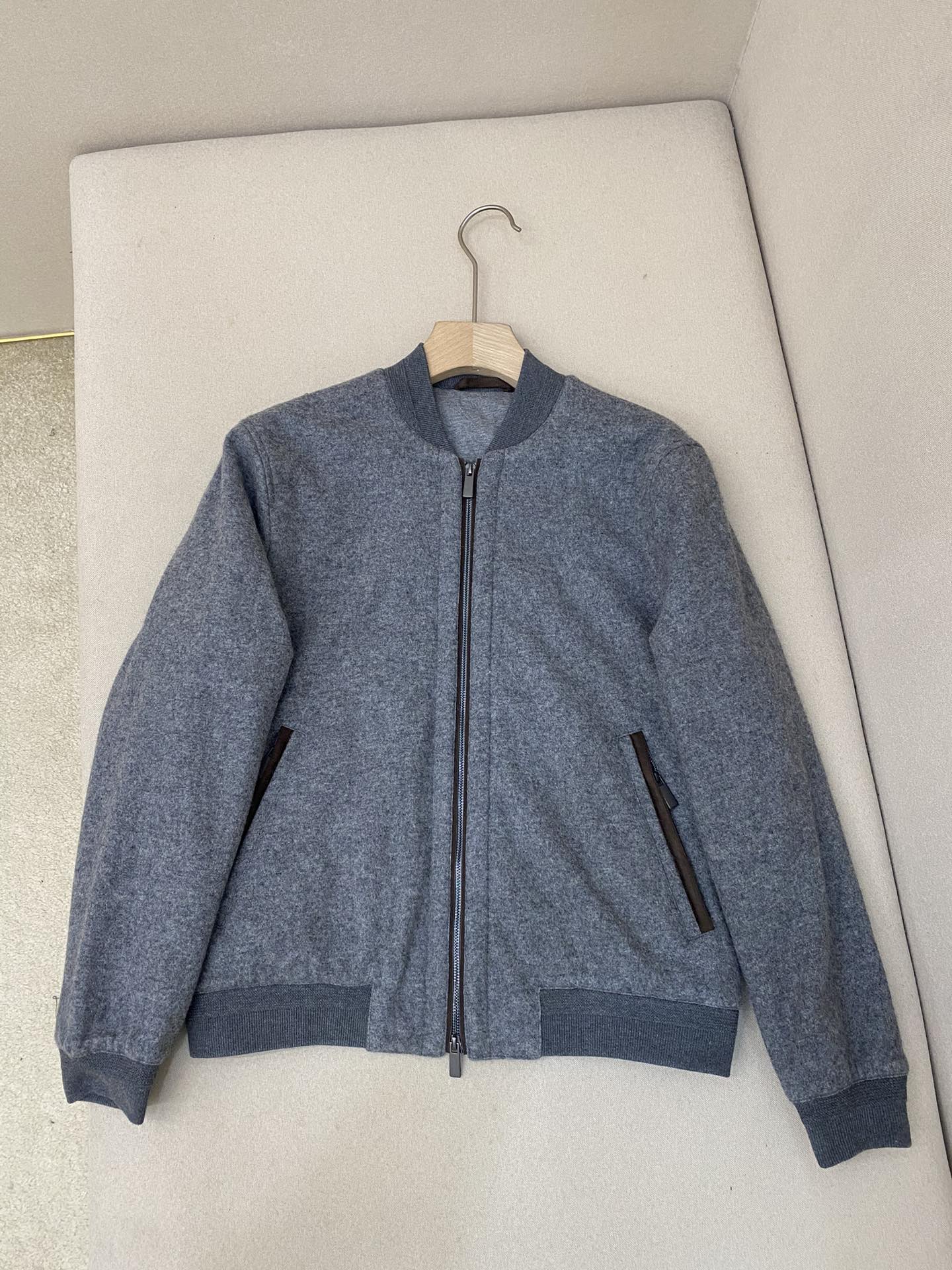 NO:636216,Zegna wool cotton jacket, this jacket is made of pure wool fabric quilting, which can make the wearer both fashionable, comfortable and warm. It has customized zipper closure and zippers on both sides of the pockets, which highlights the overall style of the entire garment. It is available in four colors: camel, floral gray, dark gray and black. It is a must-have item for men's wardrobe. Color Camel Floral gray dark gray black Code number 46 48 50 52, men's clothing, jackets & coats, alexander wang19860909Zegna羊毛棉棉夹克,这款夹克采用纯羊毛面料夹棉制作而成,能够使穿着者既时尚舒适,又保暖,定制拉链开合,两侧袋配有拉链,突出整件衣服的整体风格,有花驼,花灰,深灰及黑色四种颜色可供挑选,是男士衣橱必备单品. 颜色花驼 花灰 深灰 黑色 码数46 48 50 52,男装,jackets & coats,alexander wang,Women's clothing