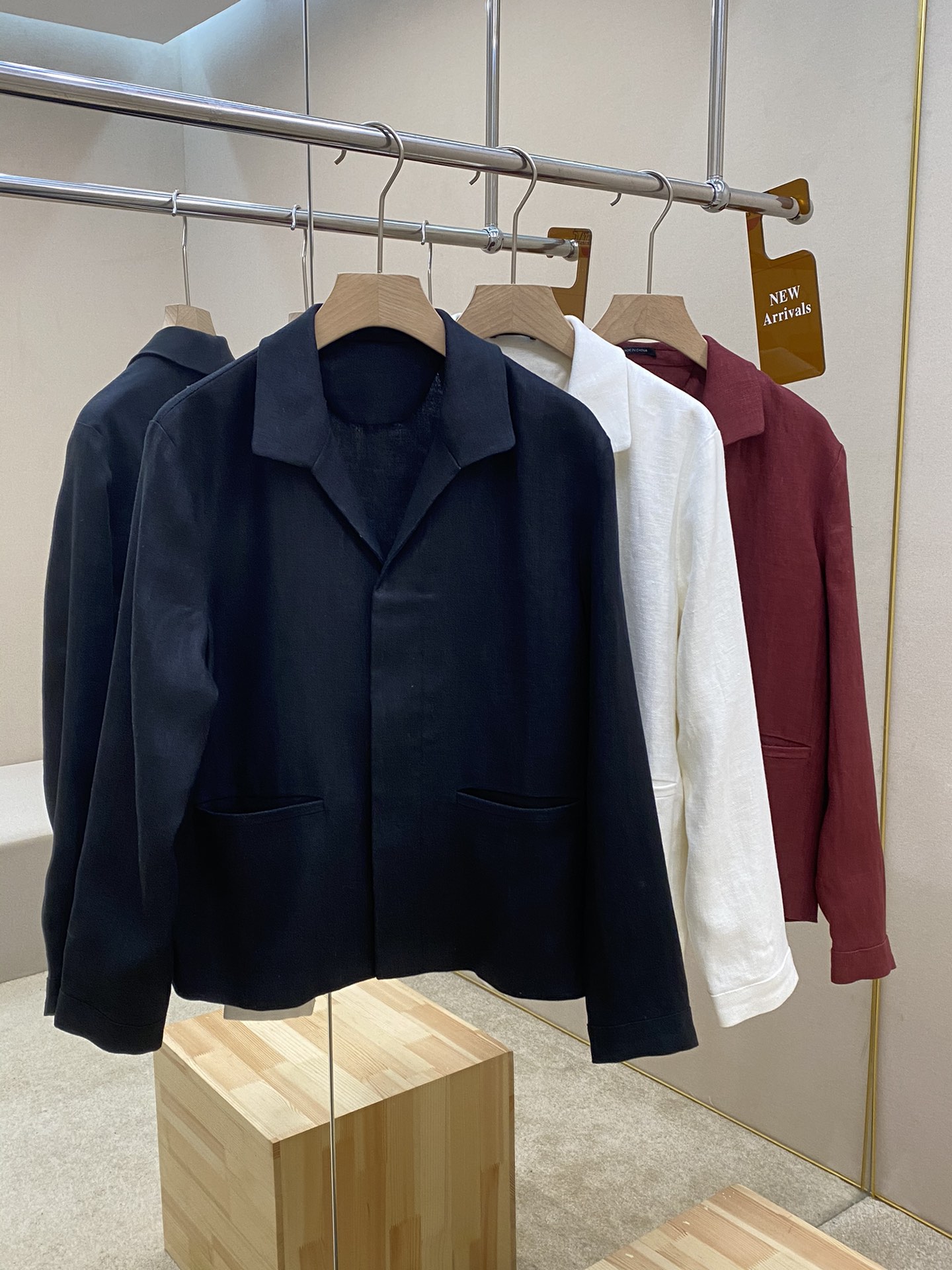 NO:117092,The main recommendation is Zegna's new mixed color linen jacket. This jacket is made of linen fabric and is very comfortable and handsome to wear. It is available in black, white and red colors. It is highly recommended!  Color black red white Number of 46 48 50 52,,jackets & coats,alexander wang19860909主推 Zegna新款混色亚麻夹克,这款夹克采用亚麻面料制作而成,穿着起来非常舒适帅气,有黑色,白色,红色三色可供挑选,强烈推荐！ 颜色黑色 红色 白色 码数46 48 50 52,,jackets & coats,alexander wang,Men's clothing
