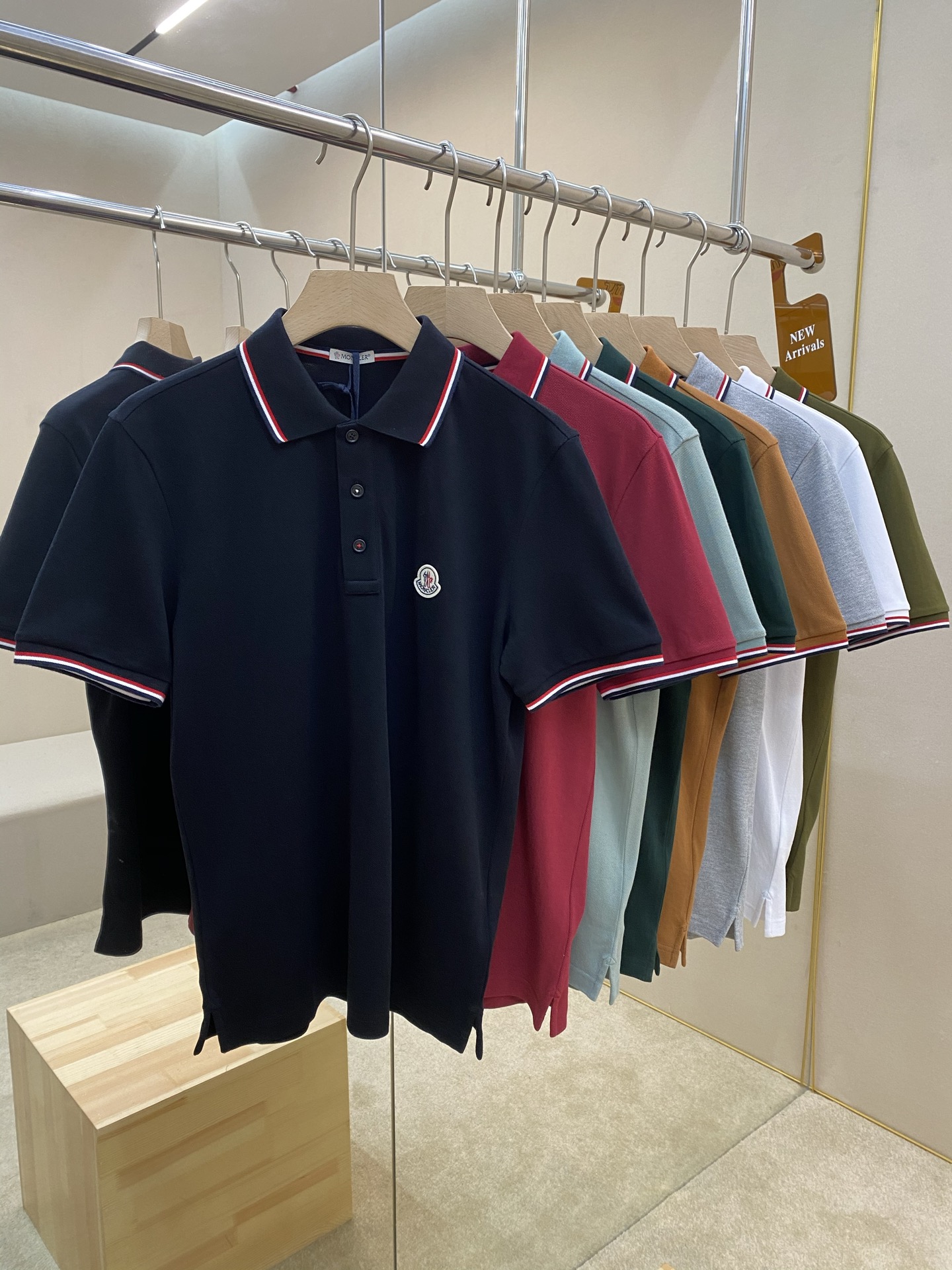 NO:121691,Mainly recommended Mom25 early spring and summer new three-color trim Polo short-sleeved shirt. This Polo shirt is made of high-end cotton beaded floor fabric, making it a timeless design item suitable for all seasons. Classic styles, with three-color fine nodes embellished with cuffs and collar edges, with iconic logos on the chest, and shell buttons are engraved with Mengjia English letters. The original version is developed 1:1, complete three standards, business and casual, and high-end wear on the outside and inside. There are 8 colors in total, the same style as men and women, highly recommended!  Color black white military green wine red gray green brown gray dark green Size: S M L XL H2025 new model first release, T-shirt, alexander wang19860909主推 Mom25早春夏新款三色饰边Polo短袖,这款Polo衫采用高端棉质珠地面料制成,是适合各种季节的隽永设计单品.经典款式,以三色细节点缀袖口和领边,胸前饰有标志性标识,贝壳纽扣刻有蒙家英文字母,原版1:1开发,三标齐全,商务休闲,外穿内搭都高档次,共8个颜色,男女同款,强烈推荐！ 颜色黑色 白色 军绿色 酒红 灰绿 咖色 灰色 墨绿 码数:S M L XL H2025新款首发,,T-shirt,alexander wang,Men's clothing