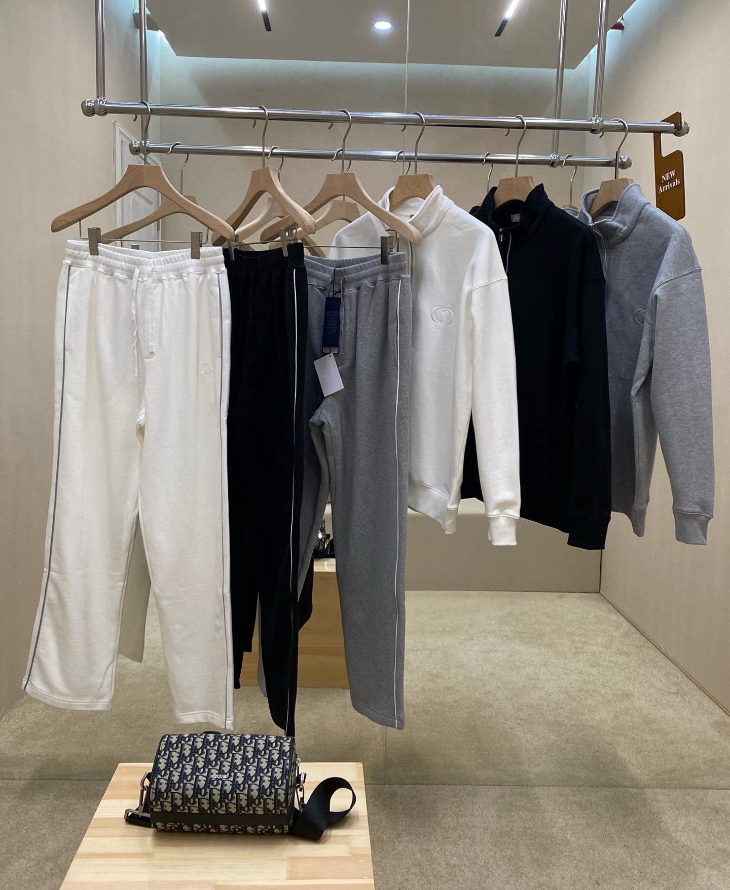 NO:508766,The main clothes, pants, Dior sweatshirt set, this CD Icon sweatshirt set injects modern style into classic items. It is carefully crafted from cotton velvet fabric, with an oversized style, decorated with CD Icon gravure logo embroidered, unique. The sweatshirt zipper neckline and the trousers are equipped with a waist rope webbing three-color suit to create a distinctive modern look. There are three colors to choose from, white, black and gray. It is highly recommended for the same style as men and women!  Color gray white black top pants size S M L XL,,dior,hoodie,sweatshirts,alexander wang19860909主推衣服 裤子 Dior 卫衣套装,这款 CD Icon 卫衣套装为经典单品注入摩登风范.采用棉质起绒面料精心制作,超大版型,饰以CD Icon 凹印标志刺绣,别具一格.卫衣拉链领口,裤子配有腰绳织带三色套装可供选择,打造鲜明的摩登造型.有白色,黑色,灰色三个颜色可供选择,男女同款强烈推荐！ 颜色灰色 白色 黑色 上衣裤子码数S M L XL,,dior,hoodie,sweatshirts,alexander wang,Men's clothing