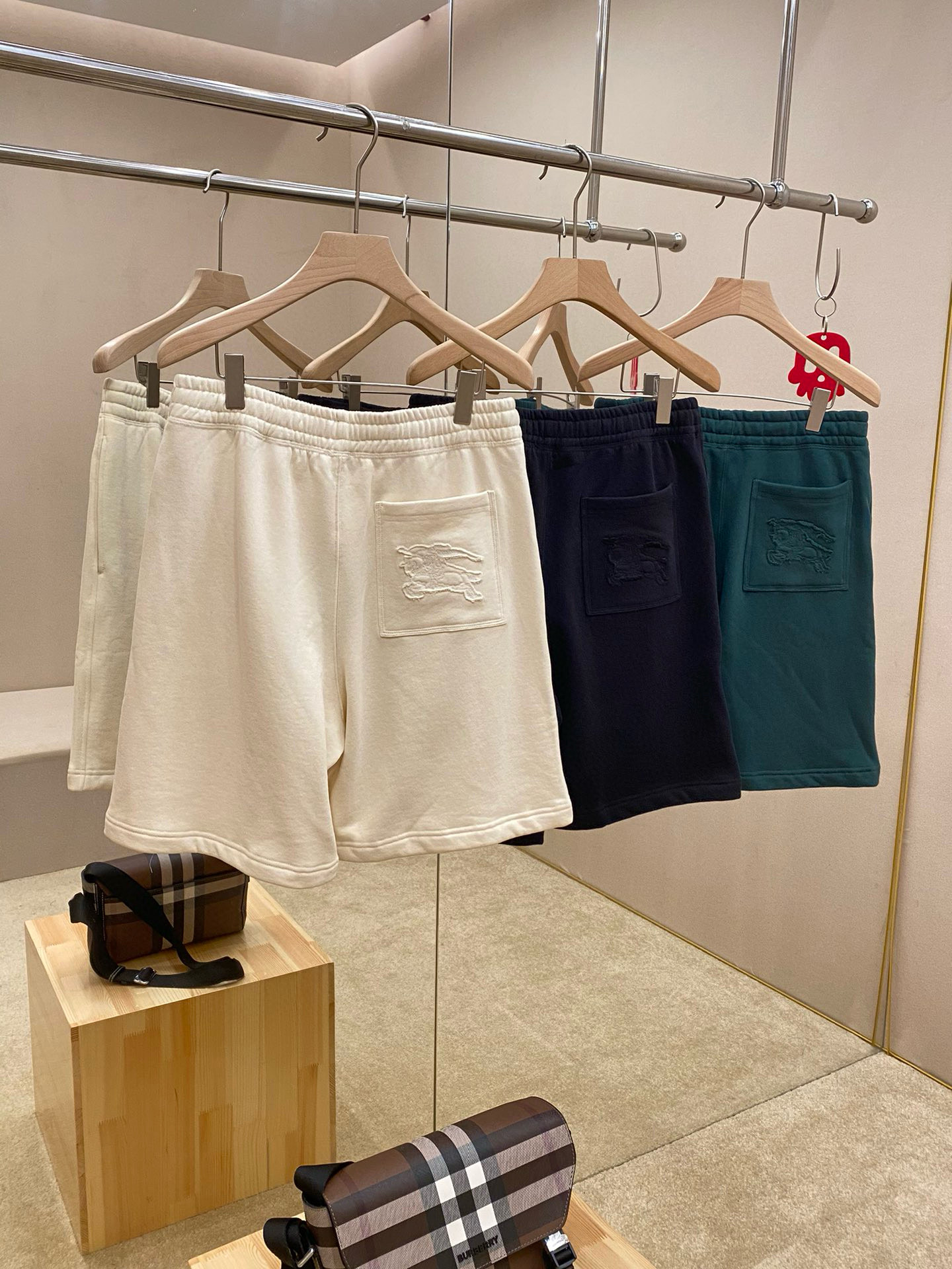 NO:148888,-BBR patch loose rope logo draw men's shorts This cotton shorts, embroidered with Equestrian Knight logo (EKD) in the back pocket, presenting a casual style, drawstring waist side pocket on the inner side; back patch pocket, decorated with Equestrian Knight logo (EKD) embroidered inner terry fabric, five-point pants, versatile upper body, can be matched with the same short sleeves. Color: Beige Black Green Size: S.M.L.XL,, shorts, T-shirt, alexander wang19860909-BBR 贴布松绳徽抽男标短裤 本款棉质短裤,后侧口袋点缀马术骑士徽标（EKD）绣花,呈现休闲版型,内侧抽绳式腰部侧插袋；后侧贴袋,饰有马术骑士徽标（EKD）绣花内里毛圈面料,五分裤 上身百搭,可配同款短袖 . 颜色:米色 黑色 绿色 尺码:S .M .L.XL,,shorts,T-shirt,alexander wang,Men's clothing