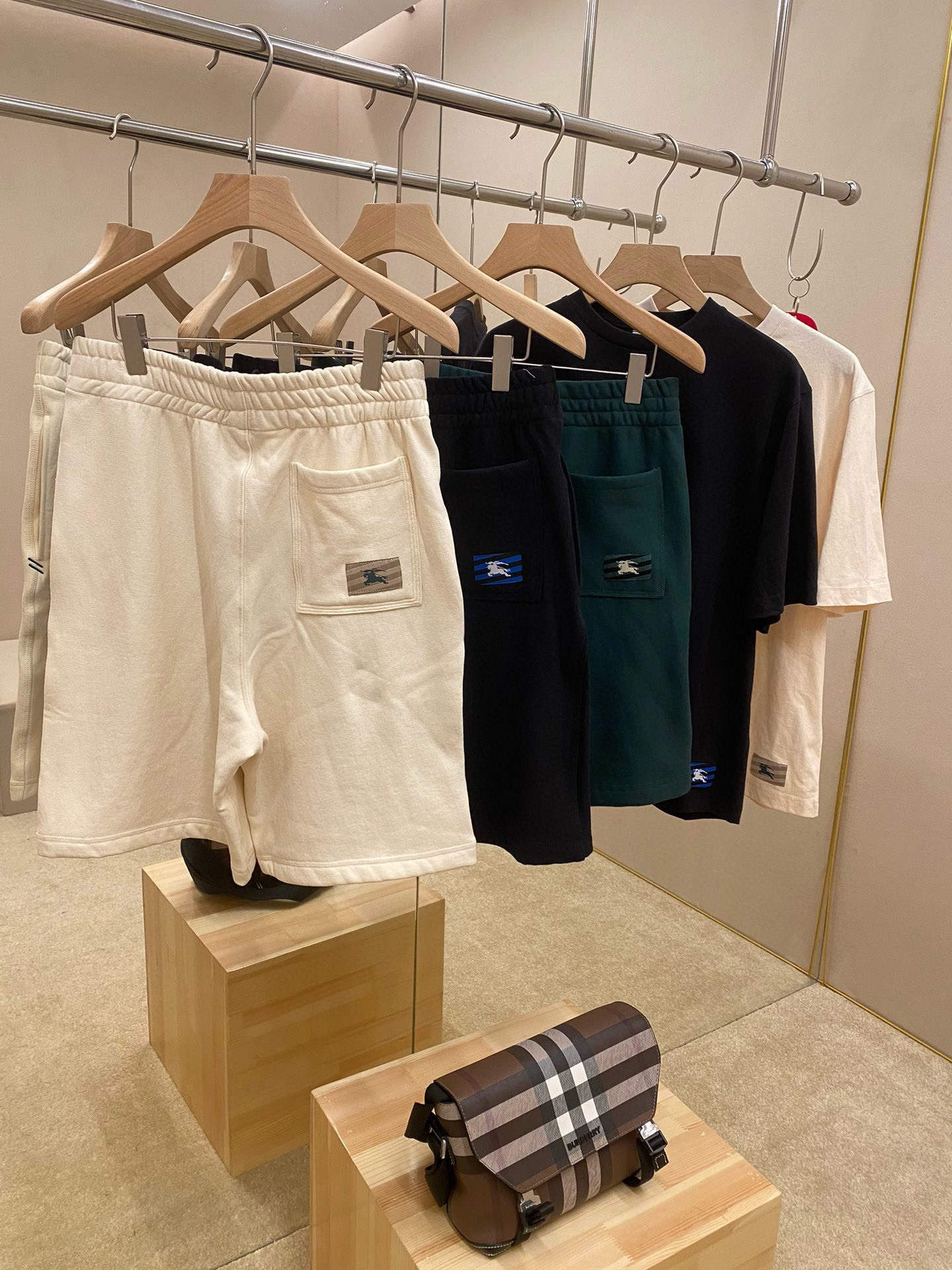 NO:148907,-BBR patch loose rope logo draw men's shorts This cotton shorts, with Equestrian Knight logo (EKD) decals on the back pocket, presenting a casual style, drawstring waist side pocket on the inner side; back patch pockets are decorated with Equestrian Knight logo (EKD) decals, inner ring fabric, five-point pants. The upper body is versatile and can be matched with the same short sleeves. Color: Beige Black Green Size: S.M.L.XL,, shorts, T-shirt, alexander wang19860909-BBR 贴布松绳徽抽男标短裤 本款棉质短裤,后侧口袋点缀马术骑士徽标（EKD）贴花,呈现休闲版型,内侧抽绳式腰部侧插袋；后侧贴袋,饰有马术骑士徽标（EKD）贴花,内里毛圈面料,五分裤 上身百搭,可配同款短袖 . 颜色:米色 黑色 绿色 尺码:S .M .L.XL,,shorts,T-shirt,alexander wang,Men's clothing