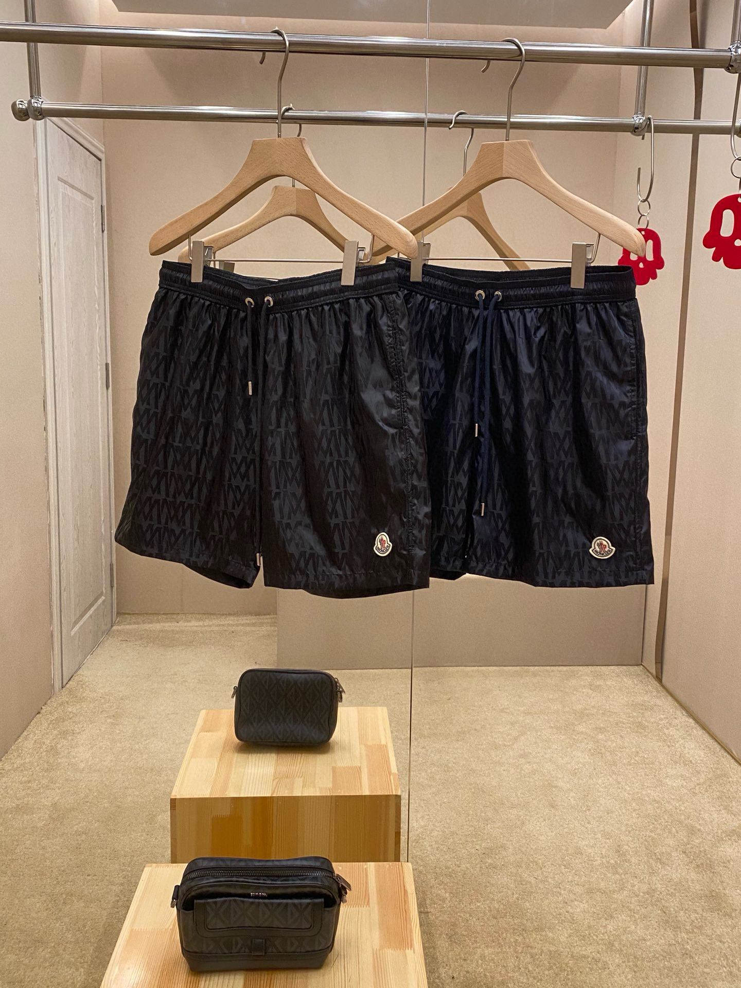 NO:162461,Mainly recommended 25ss popular Moncler casual jacquard shorts turn-in custom fabric, simple and casual style creates a fashionable single product that is both casual and personalized, luxurious and classic brand logo design, waist circumference craft thread surround, very comfortable and low-key, luxurious and elegant, wear very classy, ​​extremely luxurious and versatile! Color: Black Blue Size: S M L Xl,,christian louboutin, shorts,alexander wang19860909主推 25ss爆款Moncler休闲提花短裤翻单出货定制面料,简约休闲款式打造休闲与个性兼备的时髦单品奢华经典品牌logo设计,腰围工艺螺纹围接,身穿着非常舒适低调不失奢华穿出去非常有档次上身绝对的有型极度奢华大气且百搭! 颜色: 黑色 蓝色 尺码:S M L Xl,,christian louboutin,shorts,alexander wang,Men's clothing