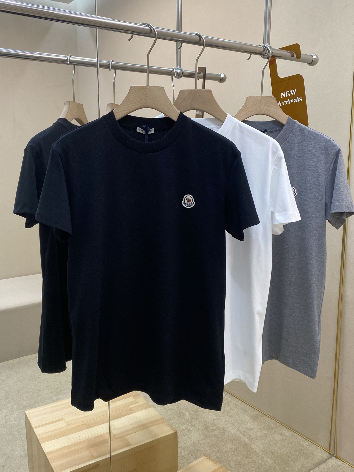 NO:134367,The main recommendation is the new three-color T-shirt of Mom25. This one is made of soft cotton jersey fabric. The chest is decorated with a classic Mengjia logo patch. The T-shirt can be worn alone or can be easily matched with sweaters, sweatshirts and jackets. The same style as men and women, highly recommended!  Color black gray white Number of codes: S M L XL, hoodie, sweatshirts, jackets & coats,tees, t-shirt, alexander wang19860909主推 Mom25新款三色T恤,这款采用柔软棉质平纹针织面料制作而成,胸前有饰有经典蒙家标识贴片,T恤可单独穿着,也可轻松搭配针织衫、卫衣和外套,男女同款,强烈推荐！ 颜色黑色 灰色 白色 码数:S M L XL,,hoodie,sweatshirts,jackets & coats,tees，t-shirt,alexander wang,Men's clothing