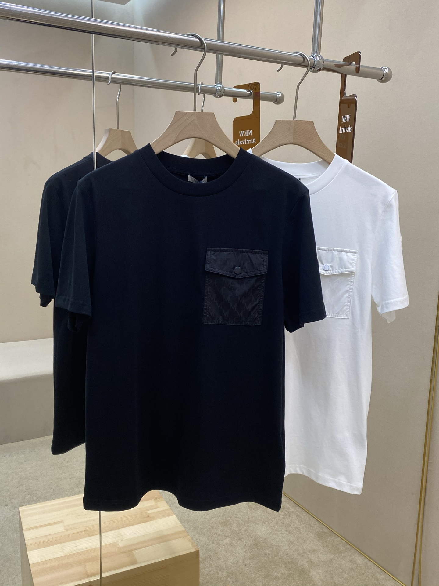 NO:134373,The main recommendation is the new front chest jacquard pocket T-shirt. This one is made of soft cotton jersey knitted fabric. The chest pocket is made of Nengjia English jacquard letter fabric. It is equipped with metal letter buttons and a classic Mengjia logo patch on the sleeves. The style is unique and fashionable, and can be easily matched. It is the same as men and women. It is highly recommended!  Color black white Number of codes: S M L XL,,tees, t-shirt,alexander wang19860909主推 Mom25新款前胸提花口袋T恤,这款采用柔软棉质平纹针织面料制作而成,胸前口袋采用能家英文提花字母面料制作而成,配都金属字母纽扣,袖子处饰有经典蒙家标识贴片,款式独特时尚,可轻松搭配,男女同款,强烈推荐！ 颜色黑色 白色 码数:S M L XL,,tees，t-shirt,alexander wang,Men's clothing