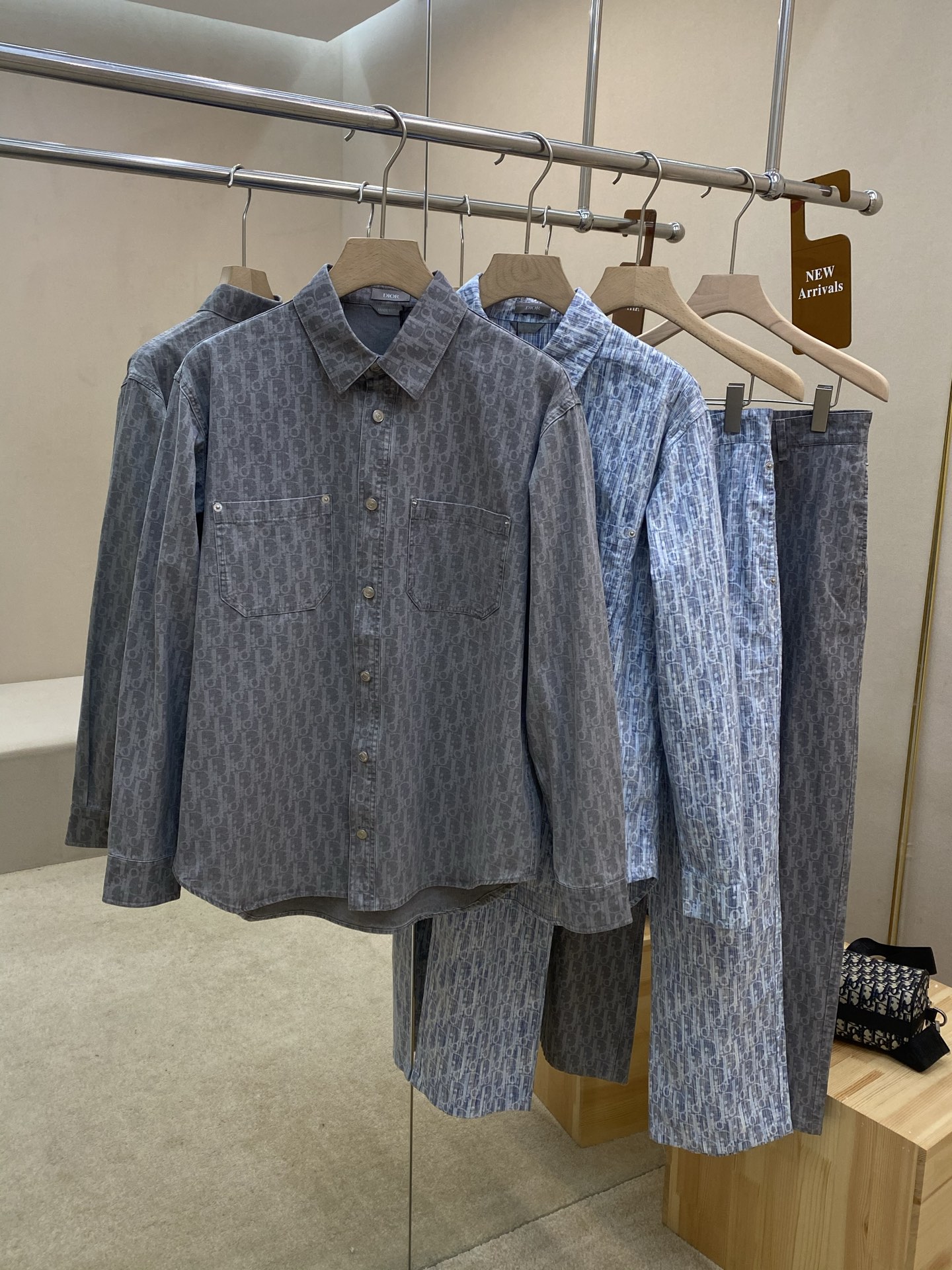 NO:134358,The main clothes P Dior25SS new jacquard shirt set, this shirt set is decorated with Oblique prints, and a new interpretation of Dior's classic pattern. It is carefully crafted in gray and light blue cotton denim, with patch pockets on the chest and the buttons are decorated with Dior logo. The unique and simple design is novel and unique, and there are two colors to choose from. It is highly recommended!  Top size 39 40 41 42 Pants size: 46 48 50 52 54 56,,dior,shirts,alexander wang19860909主推衣服 裤子P Dior25SS新款提花衬衫套装,这款衬衫套装通体饰以Oblique 印花,全新演绎Dior的经典图案.采用灰色和浅蓝色棉质牛仔布精心制作,胸前带有贴袋,纽扣饰以 Dior 标志.别出心裁的简约设计,款式新颖别致,有两个颜色可供挑选,强烈推荐！ 上衣码数39 40 41 42 裤子码数:46 48 50 52 54 56,,dior,shirts,alexander wang,Men's clothing