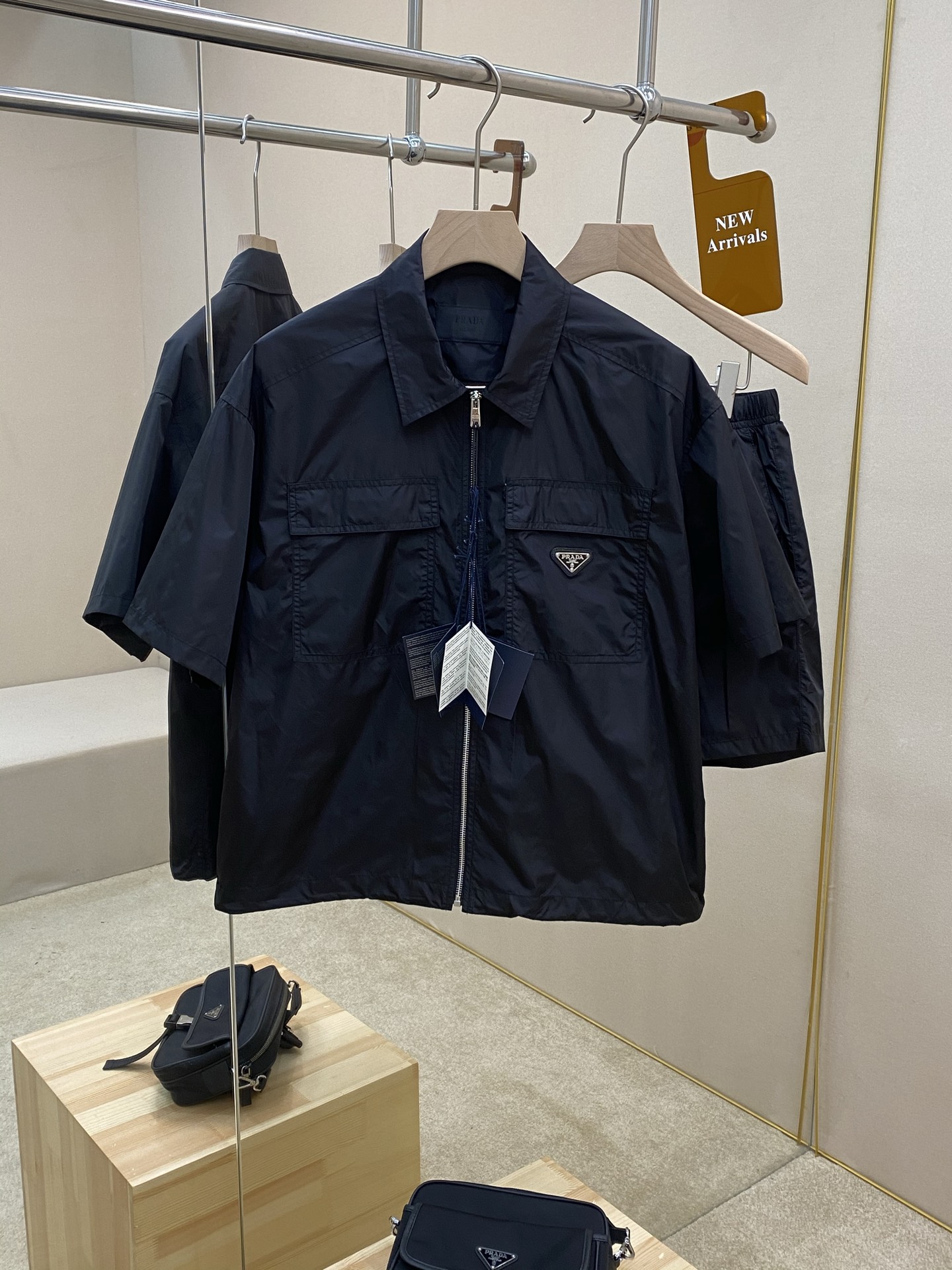 NO:144924,The main clothes Prade25ss new light short-sleeved shirt, this short-sleeved shirt combines practical details with sports elements to present a minimalist design in a contemporary style. It is made of light Re-Nylon material, which presents a square silhouette, and the front is decorated with a pocket with abundant capacity, while the zippered lace adds a simple and practical fashion touch. The enamel triangle metal logo highlights the unique and classic characteristics. Paired with the same shorts, it highlights the refreshing and handsome style of summer. It is highly recommended!  Number of codes: S M L XL, prada, shorts,shirts, T-shirt,alexander wang19860909主推衣服 Prade25ss新款轻盈短袖衬衫,这款短袖衬衫将实用细节与运动元素相结合,呈现出当代风格的极简设计.选用轻盈的Re-Nylon材质打造,呈现方正廓形,正面点缀容量充裕的口袋,而拉链衣襟则增添了一抹简洁而实用的时尚触感.涂珐琅三角形金属徽标彰显别具一格的经典特色.搭配同款短裤更凸显夏季清爽帅气风格,强烈推荐！ 码数:S M L XL,,prada,shorts,shirts,T-shirt,alexander wang,Men's clothing