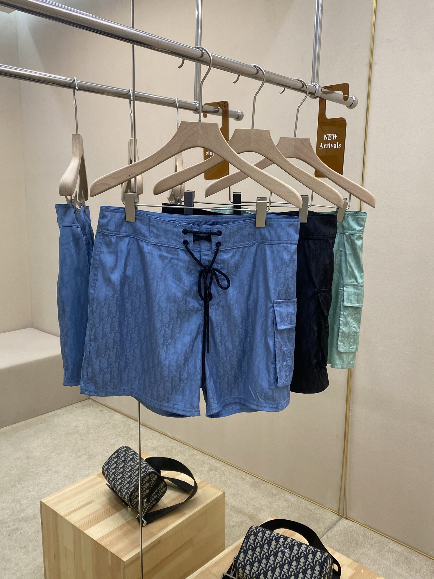 NO:449983,The main recommendation is Dior25ss' new three-color jacquard swimsuit shorts. These swimsuit shorts are carefully crafted from Parley Ocean Plastic technology fabric. This fabric is made of recycled materials. Paired with classic Oblique prints, drawstrings and side flip pockets, it can be matched with a T-shirt or Polo shirt, making the summer look more refined. There are three colors to choose from and a classic small storage bag. It is a must-have item for men in summer. It is highly recommended!  Color blue green black S M L XL,,dior,shorts,tees,t-shirt,alexander wang19860909主推 Dior25ss新款三色提花泳装短裤,这款泳装短裤采用 Parley Ocean Plastic科技面料精心制作,此面料由再循环材料打造.搭配经典Oblique印花,搭配抽绳和侧边翻盖口袋,可与T恤或Polo 衫搭配,令夏日造型更加精致.有三色可挑选,同时搭配有经典小收纳袋,是男士夏季必备佳品,强烈推荐！ 颜色蓝色 绿色 黑色 码数S M L XL,,dior,shorts,tees，t-shirt,alexander wang,Men's clothing