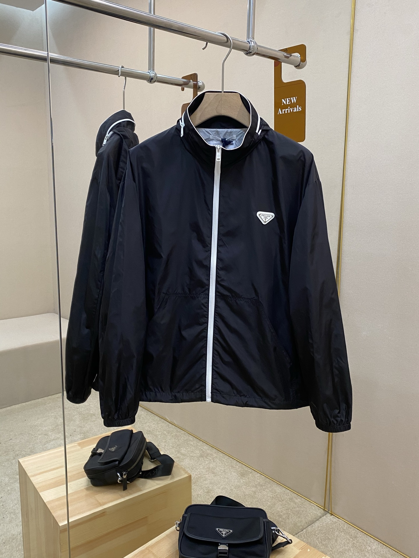 NO:502830,The main recommendation is Prade25ss new stand-up collar recycled nylon jacket. This recycled nylon jacket combines sporty style design and fashionable style. The functional silhouette is unique and the contrasting zipper adds fun and graphic details. The hat can be stored to achieve multiple wears for one piece of clothing. It is a stand-up collar and a hat jacket. It perfectly presents a dual-functional style and has a novel and fashionable style. It is a must-have item for men's wardrobe. It is highly recommended!  (It is recommended not to clean the product frequently, let it dry naturally after each use, and entrust a professional environmentally friendly dry cleaner for dry cleaning.) S M L XL,,prada,jackets & coats,hats,alexander wang19860909主推 Prade25ss新款立领再生尼龙夹克,这款再生尼龙夹克融合运动风设计与时尚风格,功能性廓形别具个性,撞色拉链平添趣致图形细节,帽子可收纳实现一衣多穿,即做立领,又可做帽款夹克,完美呈现双功能型,款式新颖时尚,是男士衣橱的必备品,强烈推荐！(建议不要频繁清洗产品,每次使用后让其自然晾干,并委托专业的环保干洗店进行干洗.) 码数S M L XL,,prada,jackets & coats,hats,alexander wang,Men's clothing