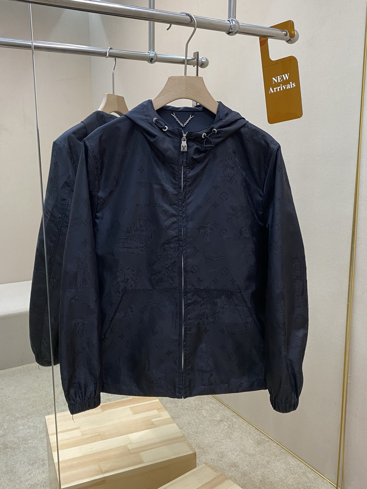 NO:550842,The main recommendation is the new jacquard pattern jacket of Lv25ss. This windproof jacket is made of Monogram City Walk jacquard pattern for technological fabrics, showing the fun of traditional Juyi prints and modern urban dog walking scenes, cleverly pointing out the theme of the series. The lightweight design and waterproof performance achieve the needs of the seasonal change. Highly recommended!  Number of codes: 46 48 50 52,,louis vuitton,jackets & coats,alexander wang19860909主推 Lv25ss新款提花图案夹克,这款防风夹克为科技面料铺陈Monogram City Walk提花图案,展现传统茹伊印花与摩登都市遛狗场景的趣味相融,巧妙点明系列主题.轻便设计和防水性能成就换季时节需求.强烈推荐！ 码数:46 48 50 52,,louis vuitton,jackets & coats,alexander wang,Men's clothing