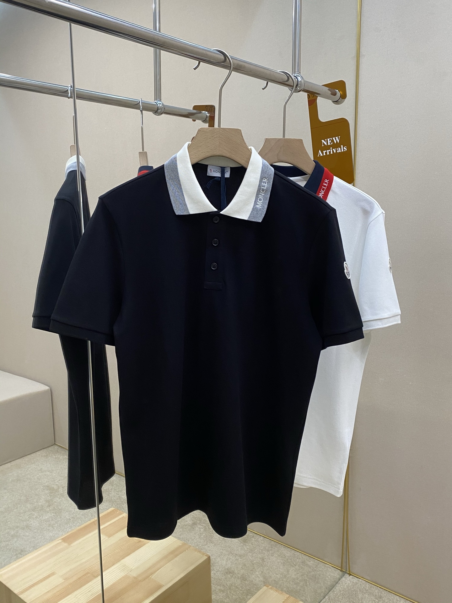 NO:162447,Main recommendation: The hot-selling model is shipped with a new embroidered logo polo shirt. This Polo shirt is made of cotton beaded floor fabric. The collar is decorated with embroidered logo, the sleeves are decorated with Mengjia logo patches, and the buttons are engraved with Mengjia English letters. The three marks are complete, and the style is unique and novel. It is high-end when worn outside and inside. It is highly recommended!  Color black white Number of codes: S M L XL, alexander wang19860909主推 爆款翻单出货Mom25ss新款刺绣标识polo衫,这款Polo衫采用棉质珠地面料制成,衣领饰有刺绣标识,袖子处饰有蒙家标识贴片,纽扣刻有蒙家英文字母,三标齐全,款式独特新颖,外穿内搭都高档次,强烈推荐！ 颜色黑色 白色 码数:S M L XL,,alexander wang,Men's clothing