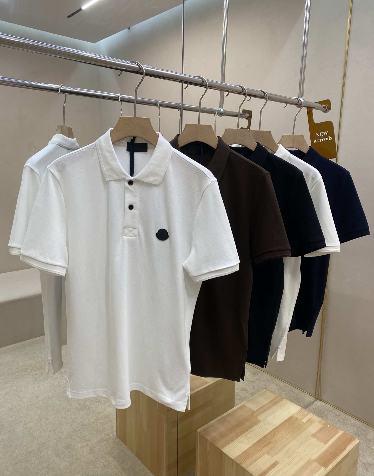 NO:145010,Mainly recommended Mom25 early spring and summer new Polo short-sleeved shirt, this Polo shirt is made of high-end cotton beaded floor fabric, which is a timeless design item suitable for all seasons. Classic style, classic silicone logo on the chest, Beidian buttons are engraved with Mengjia English letters, original 1:1 development, complete three standards, business and casual, high-end wear on the outside and inside, the same style as men and women, highly recommended!  Color black white royal blue brown off-white Number of codes: S M L XL, T-shirt, alexander wang19860909主推 Mom25早春夏新款Polo短袖,这款Polo衫采用高端棉质珠地面料制成,是适合各种季节的隽永设计单品.经典款式,胸前饰有经典硅胶标识,贝店纽扣刻有蒙家英文字母,原版1:1开发,三标齐全,商务休闲,外穿内搭都高档次,男女同款,强烈推荐！ 颜色黑色 白色 宝蓝色 咖啡色 米白色 码数:S M L XL,,T-shirt,alexander wang,Men's clothing