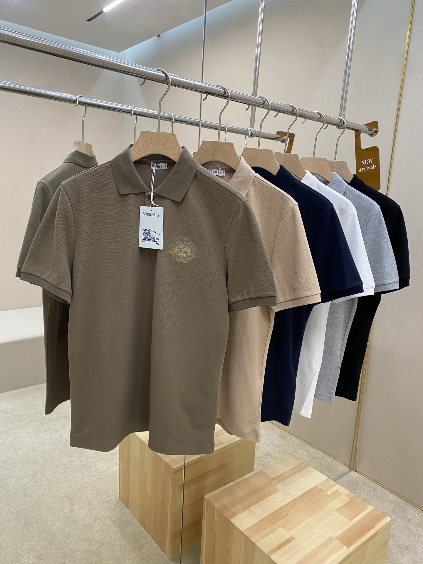 NO:144972,The main recommendation is the new 6-color Polo shirt of BBR25ss. This polo is made of cotton beaded mesh fabric and is refined in an Italian workshop. It is embroidered with classic equestrian knight logo (EKD) embroidery, presenting a slim fit. From the Burberry classic series, it interprets the essential style of the wardrobe in a distinct brand style. It is engraved with BBR English letter shell button placket, the style is super straight, and the upper body is very handsome, highly recommended!  Color Green Black White Gray Royal Blue Khaki S M L XL,,burberry,alexander wang19860909主推 BBR25ss新款6色Polo衫,这款polo选用棉质珠地网眼布面料打造,于意大利工坊精制而成.饰有经典马术骑士徽标(EKD)刺绣,呈现修身版型.来自 Burberry 经典之作系列,以鲜明品牌风格诠释衣橱必备款式.刻有BBR英文字母贝壳纽扣开襟,版型超正,上身非常帅气,强烈推荐！ 颜色 绿色 黑色 白色 灰色 宝蓝色 卡其色 码数S M L XL,,burberry,alexander wang,Men's clothing