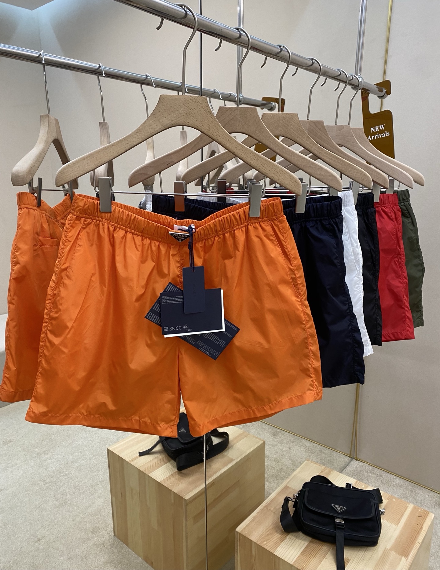 NO:144952,The main recommendation is PradeSS popular 6-color waist-triangle nylon beach shorts, with royal blue, orange and military green. This shorts are made of high-quality fabrics, soft and comfortable to touch, good breathability, and suitable for wearing in all occasions. Simple design: solid color design, simple and generous, black is more stable and versatile, suitable for various styles. Elastic waist design: Elastic waist design, easy to put on and take off, adapt to different figures, and provide excellent wearing comfort. Straight-piece style: classic straight-piece style design, modifying the legs, making it look more upright and stylish. Brand texture: The details show the high-end quality of PRADA, the brand logo is low-key without losing its luxury, and enhances the overall temperament. Whether it is daily leisure, sports and fitness, or vacation travel, these shorts can be easily controlled. It is not only fashionable, but also practical, and is an indispensable item in your closet. Color black and red  White Royal Blue Orange Military Green Number S M L XL,,prada,shorts,alexander wang19860909主推 PradeSS爆款6色腰头三角标尼龙沙滩短裤,新增宝蓝色 桔色 军绿色 这款短裤采用优质面料,手感柔软舒适,透气性良好,适合各种场合穿着.  设计简约:纯色设计,简洁大方,黑色更显得稳重且百搭,适合各种风格的搭配.  松紧腰设计:松紧腰头设计,穿脱方便,适应不同身材,提供极佳的穿着舒适度.  直筒版型:经典的直筒版型设计,修饰腿型,显得更加挺拔有型.  品牌质感:细节之处彰显PRADA的高端品质,品牌标志低调而不失奢华,提升整体气质.  无论是日常休闲、运动健身还是度假旅行,这款短裤都能轻松驾驭.它不仅时尚,而且实用,是你衣橱中不可或缺的一件单品. 颜色黑色 红色 白色 宝蓝色 桔色 军绿色 码数S M L XL,,prada,shorts,alexander wang,Men's clothing