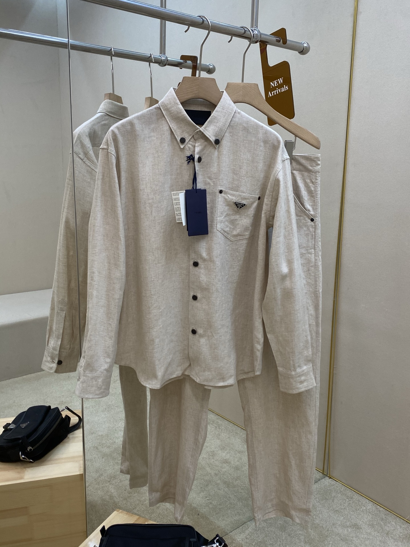 NO:441156,The main push-in trousers Prade25ss new triangle micro-label linen set, this shirt trousers are made of linen fabric, developed 1:1 in the original version, the shirt is soft and delicate, the chest is decorated with classic metal triangle micro-labels, copper engraved metal buttons, trousers are classic with five pockets, the access control zipper has exclusive English letters, the back pocket is decorated with triangle micro-labels, and the hardware and auxiliary materials are customized for mold opening, the style is novel and unique, and the linen fabric makes you more comfortable to wear, which is the best choice for summer crisp clothing. A set of matching is more elegant, highly recommended!  Tops and pants size S M L XL, prada, alexander wang19860909主推衣 裤 Prade25ss新款三角微标亚麻套装,这款衬衣长裤采用亚麻面料制作而成,原版1:1开发,衬衣柔软细腻,胸前饰有经典金属三角形微标,铜色刻字金属纽扣开合,长裤以五口袋为经典,门禁拉链有独家英文字母,后口袋饰有三角微标,五金辅料开模定制,款式新颖别致,亚麻面料让您穿着更加舒适,是夏日挺括衣装的不二之选.一套搭配更显气质,强烈推荐！ 上衣裤子码数S M L XL,,prada,alexander wang,Men's clothing