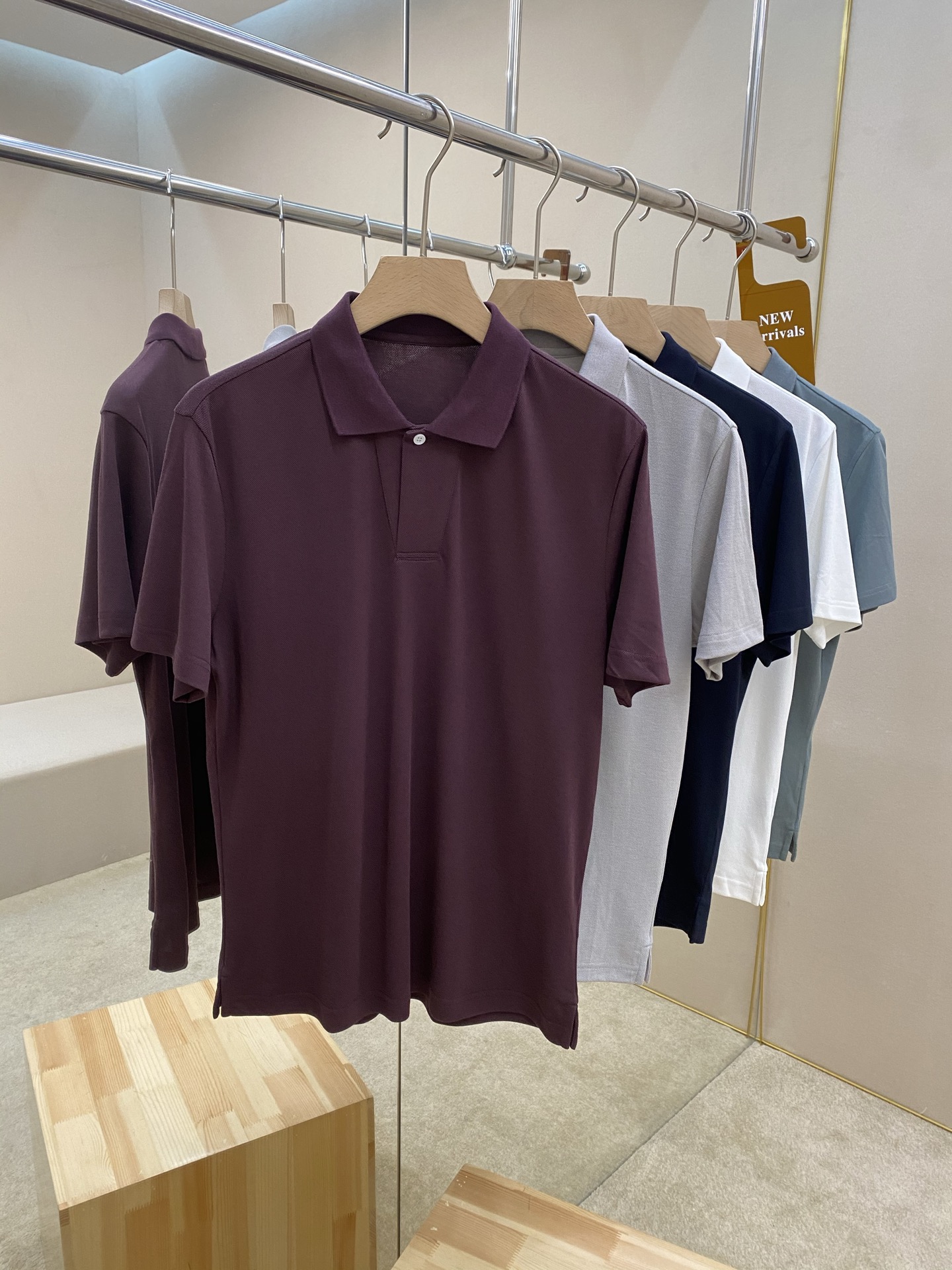 NO:464482,The main recommendation is Lss' new high-end business casual polo polo shirt. This polo shirt is made of wool bead floor fabric. The lapel design door barrel is designed with V-shaped buttons to add a sense of high-end elegance. It is a must-have item for business and leisure for men. It has excellent upper body effect. Highly recommended!  Color white gray royal blue maroon gray green number S M L XL,,alexander wang19860909主推 Lss新款高端商务休闲马球polo衫 这款polo衫采用羊毛珠地面料制作而成,翻领设计门筒采用V字型纽扣设计,增加高级优雅感,是男士商务休闲必备单品,上身效果极佳.强烈推荐！ 颜色白色 灰色 宝蓝色 枣红色 灰绿色 码数S M L XL,,alexander wang,Men's clothing