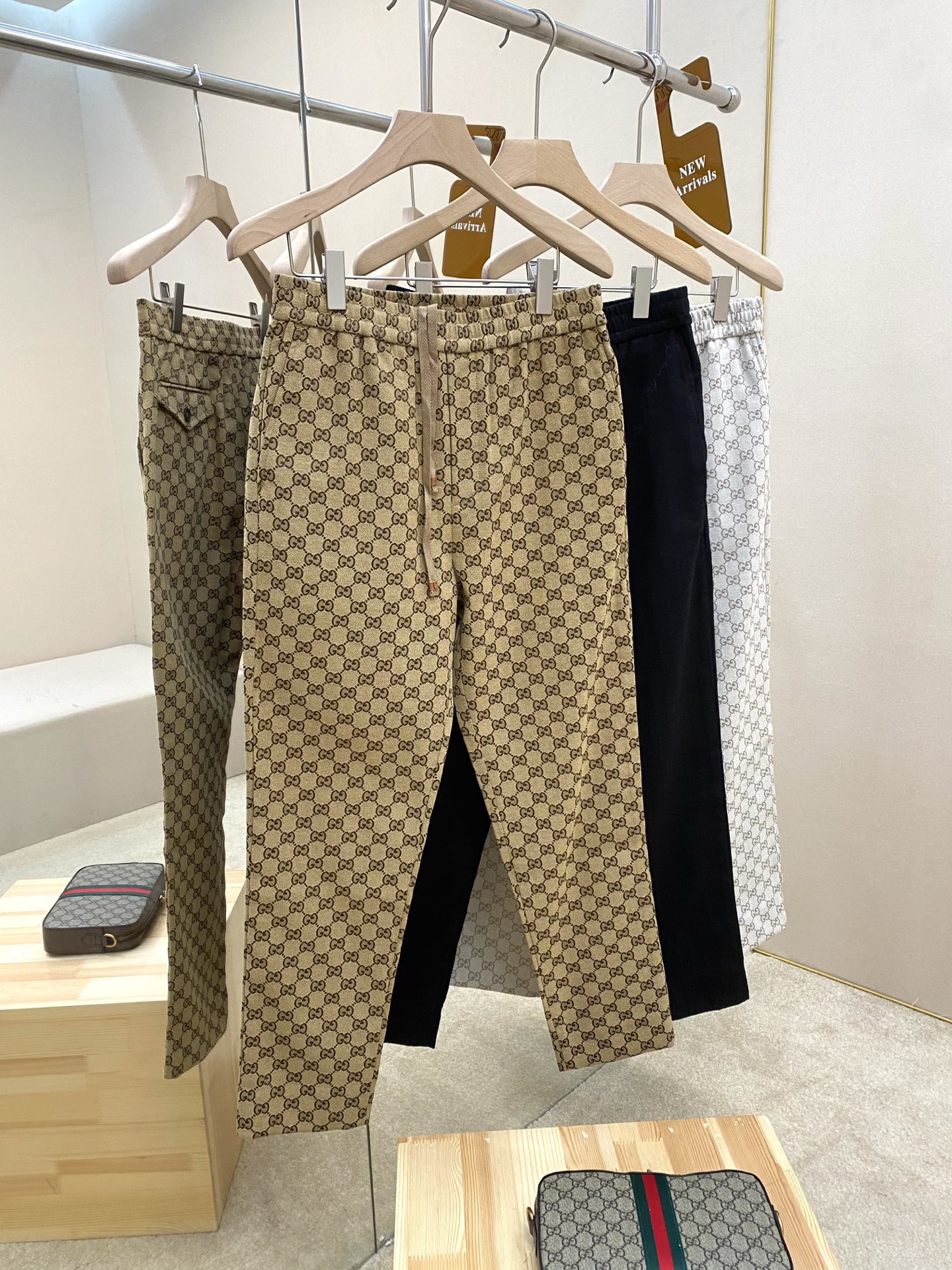 NO:455677,The main recommendation is GUCC25SS new jacquard cotton canvas trousers. This cotton canvas trousers are integrated with GG pattern elements, paired with drawstring elastic waist, front pocket, and back button flip pocket. It is a series of exquisite and low-key patterns that incorporate a series of items. Classic elements are inseparable from the brand's aesthetic concepts, blending contemporary perspectives to create a charm of changing styles and timeless classics. Highly recommended!  Color brown black light gray Number of 46 48 50 52,,gucci,gucci,alexander wang19860909主推 GUCC25SS新款提花棉质帆布长裤,这款棉质帆布长裤融入GG图案元素,搭配抽绳松紧腰头,正面口袋,背面纽扣翻盖口袋,是《古驰爱的进行曲》系列在一系列单品中融入精致低调的图案.经典元素与品牌的美学理念密不可分,融合当代视角,打造风格更迭又隽永经典的魅力.强烈推荐！ 颜色咖色 黑色 浅灰 码数46 48 50 52,,gucci,gucci,alexander wang,Men's clothing