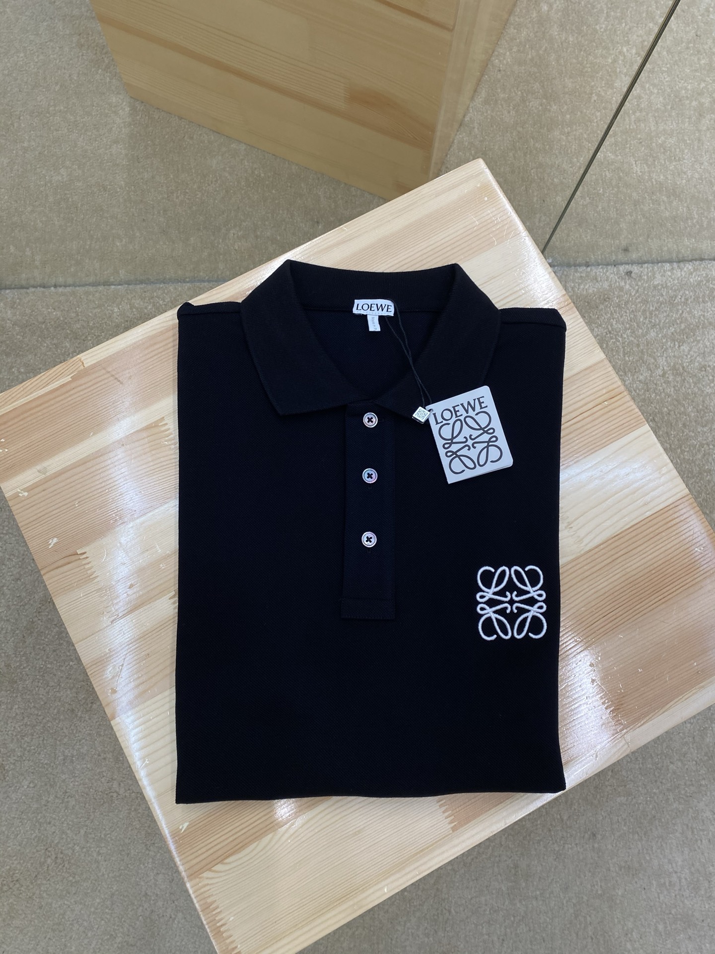 
LOEWE 罗意威 25ss新款polo，这款polo衫采用珠地面料制作而成，胸前独家LOEWE绣花工艺 ，三标齐全 面料匀均细致柔软 ，穿着舒度适高，轻松打造夏日潮酷感 ，男女同款，强烈推荐！
颜色：黑色 白色
码数:S M L XL