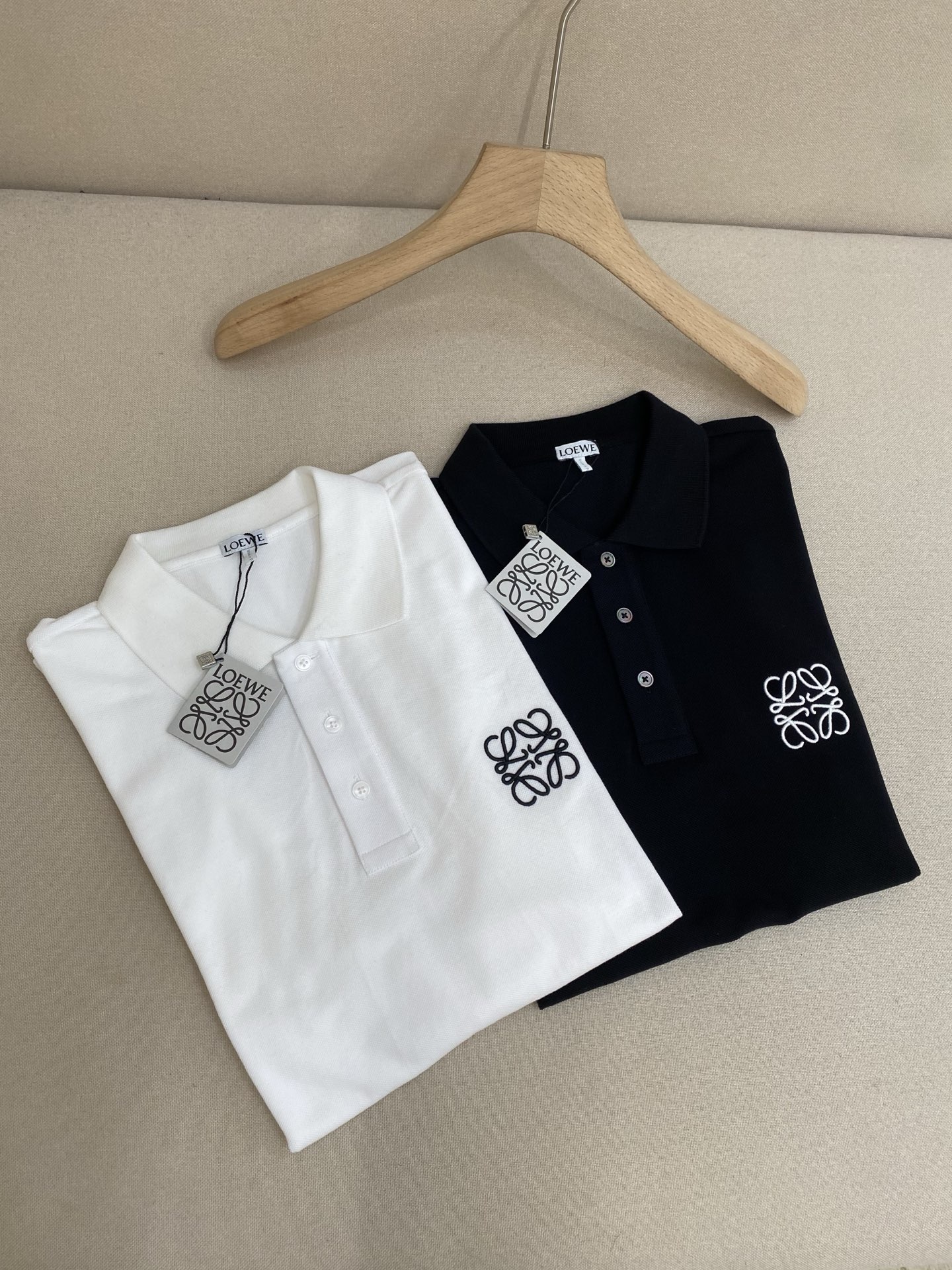 
LOEWE 罗意威 25ss新款polo，这款polo衫采用珠地面料制作而成，胸前独家LOEWE绣花工艺 ，三标齐全 面料匀均细致柔软 ，穿着舒度适高，轻松打造夏日潮酷感 ，男女同款，强烈推荐！
颜色：黑色 白色
码数:S M L XL