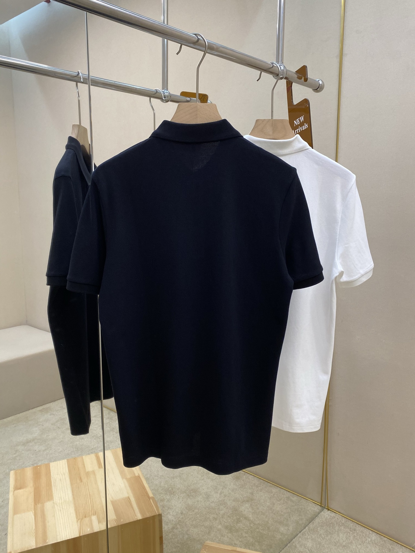 
LOEWE 罗意威 25ss新款polo，这款polo衫采用珠地面料制作而成，胸前独家LOEWE绣花工艺 ，三标齐全 面料匀均细致柔软 ，穿着舒度适高，轻松打造夏日潮酷感 ，男女同款，强烈推荐！
颜色：黑色 白色
码数:S M L XL