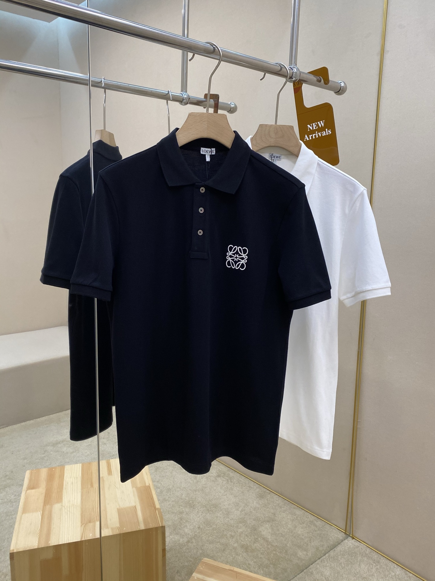 
LOEWE 罗意威 25ss新款polo，这款polo衫采用珠地面料制作而成，胸前独家LOEWE绣花工艺 ，三标齐全 面料匀均细致柔软 ，穿着舒度适高，轻松打造夏日潮酷感 ，男女同款，强烈推荐！
颜色：黑色 白色
码数:S M L XL