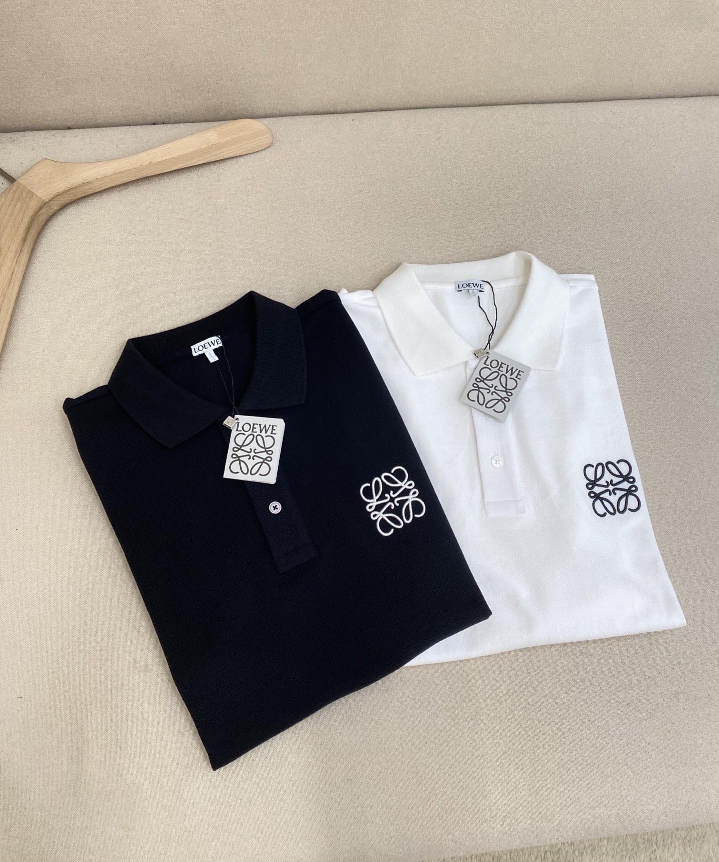 
LOEWE 罗意威 25ss新款polo，这款polo衫采用珠地面料制作而成，胸前独家LOEWE绣花工艺 ，三标齐全 面料匀均细致柔软 ，穿着舒度适高，轻松打造夏日潮酷感 ，男女同款，强烈推荐！
颜色：黑色 白色
码数:S M L XL