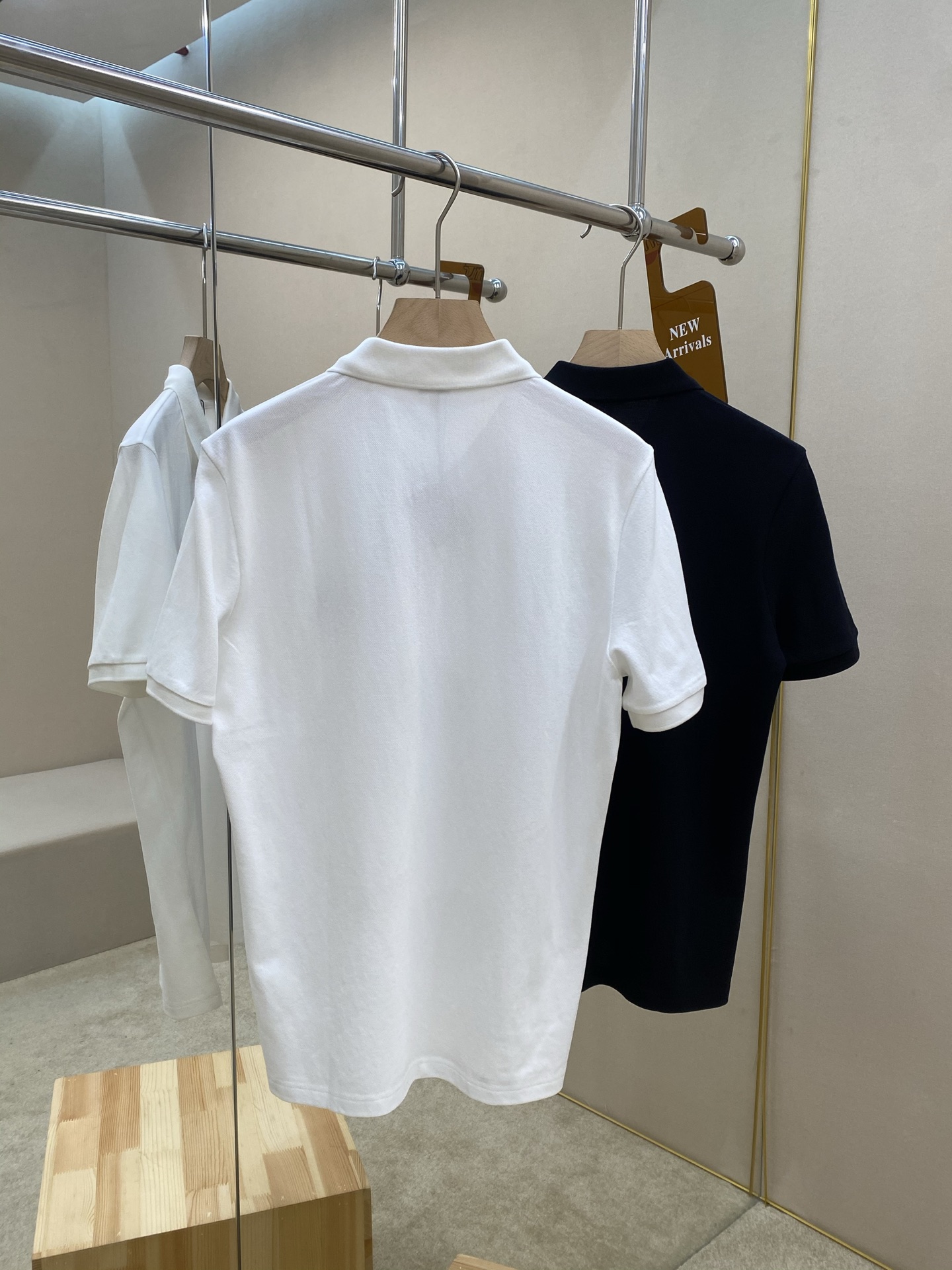 
LOEWE 罗意威 25ss新款polo，这款polo衫采用珠地面料制作而成，胸前独家LOEWE绣花工艺 ，三标齐全 面料匀均细致柔软 ，穿着舒度适高，轻松打造夏日潮酷感 ，男女同款，强烈推荐！
颜色：黑色 白色
码数:S M L XL