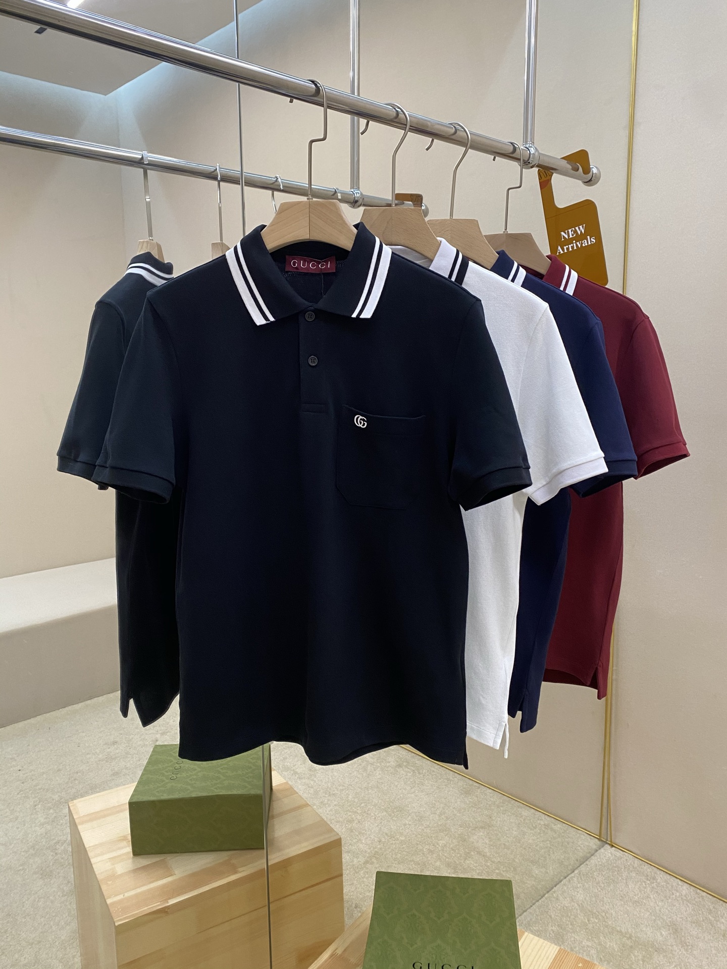 NO:470923,The main recommendation is Gucci 2025 new double G embroidered polo shirt, the series offers a variety of classic style items. The knitted sweaters and polo shirts are soft in texture, and they are introverted and ingenious details, making daily styles more charming. This regular version of the polo shirt is presented with elastic bead-floor cotton, and is matched with contrasting double G embroidery and neckline webbing details, making it more exquisite and interesting. Shell button engraved with GUCC English letters, exquisite and unique, and the style is very fashionable and generous. It is a must-have item for men. It is highly recommended!  Color black wine red royal blue white code S M L XL, gucci, alexander wang19860909主推 Gucci 2025新款双G刺绣polo衫,系列挚献多款经典风格单品,针织衫和Polo衫质感柔软,以内敛巧致细节出彩,令日常造型更显迷人.这款常规版型 Polo衫以弹力珠地棉匠心呈现,搭配撞色双G刺绣及领口织带细节,更显精巧趣致.贝壳纽扣刻GUCC英文字母,精巧别致,款式非常时尚大方,是男士必备单品,强烈推荐！ 颜色黑色 酒红色 宝蓝色 白色 码数S M L XL,,gucci,alexander wang,Men's clothing