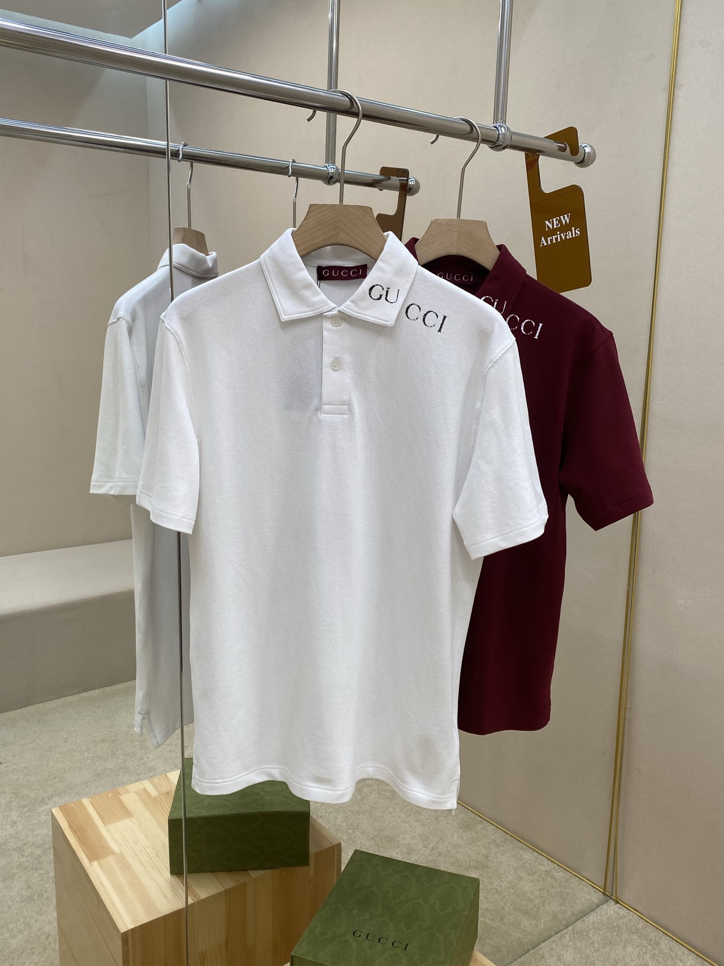 Gucci 2025新款Gucci印花2️⃣色polo衫,这款Polo衫以弹力珠地棉匠心演绎,衣领肩颈处饰有精彩缀饰Gucci印花。原版1:1开发,贝壳纽扣刻有G家经典英文字母,款式新颖独特,上身效果超级赞,强烈推荐!
颜色:酒红色 白色
码数:S M L XL