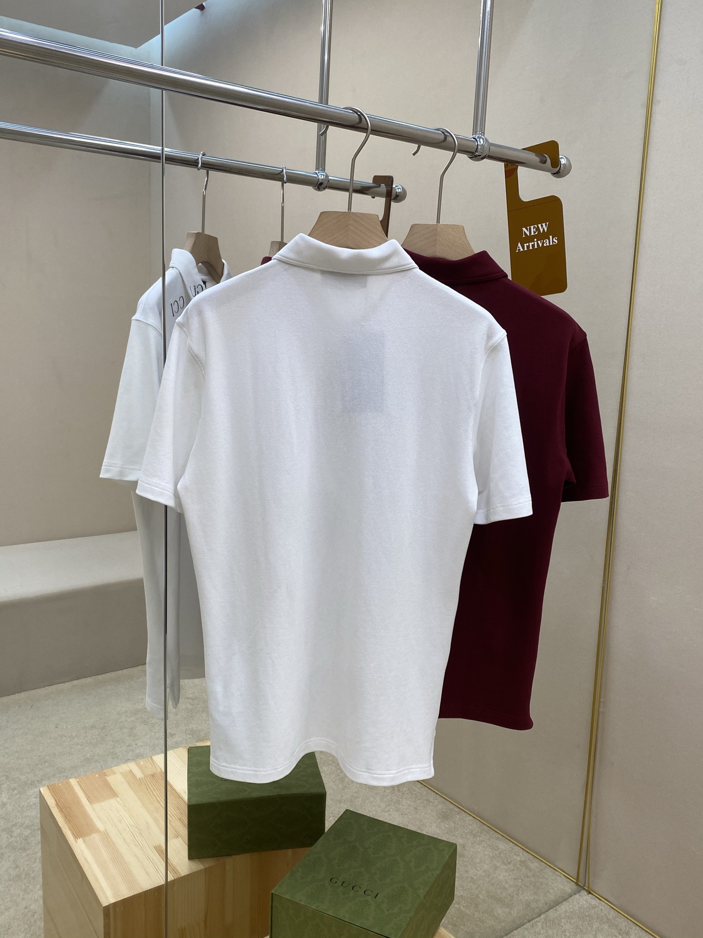 Gucci 2025新款Gucci印花2️⃣色polo衫,这款Polo衫以弹力珠地棉匠心演绎,衣领肩颈处饰有精彩缀饰Gucci印花。原版1:1开发,贝壳纽扣刻有G家经典英文字母,款式新颖独特,上身效果超级赞,强烈推荐!
颜色:酒红色 白色
码数:S M L XL