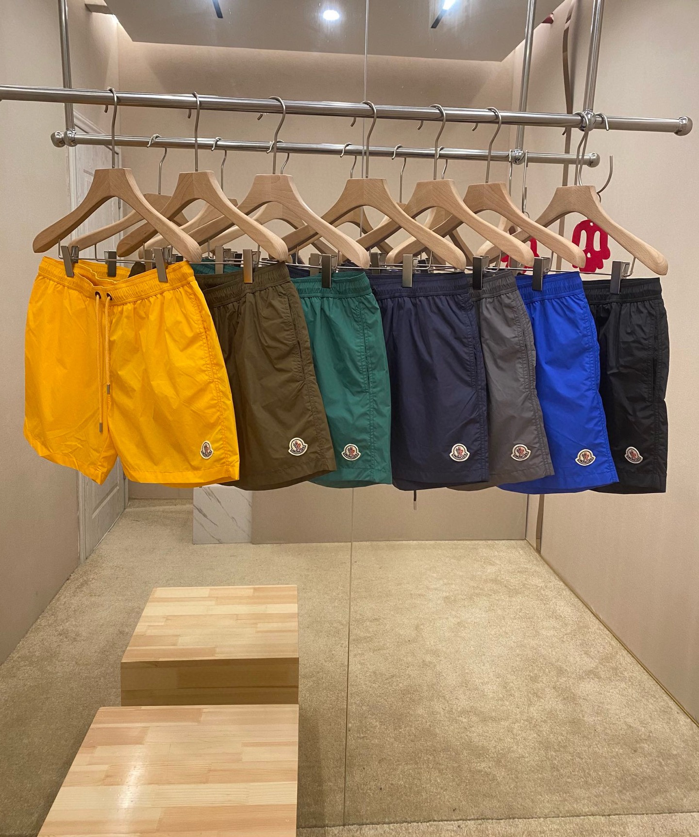 NO:482175,The main recommendation is Mihcler's hot-selling casual shorts. The simple and casual style creates a fashionable single product that is both casual and personalized. The inner triangle mesh design is not stuffy at all. Customized mold opening hardware clock. Waist circumference craft thread surround. The elastic drawstring at the waist is freely adjustable. 7 colors are available. Each color is very handsome, fashionable and versatile. It is very comfortable and low-key. It is luxurious and elegant. It is absolutely stylish and extremely luxurious and versatile! Color: black, dark gray, military green. Fruit green, orange, sky blue, royal blue. Size: S, M, L, Xl,, shorts, alexander wang.19860909主推 Mihcler 爆款补单到货休闲短裤,简约休闲款式打造休闲与个性兼备的时髦单品奢华经典品牌logo设计,内里三角网纱设计一点都不闷热, 定制开模五金吊钟 腰围工艺螺纹围接 腰部弹力抽绳 ,松紧可自由调节, 7 色可选 每色上身都非常帅气时尚百搭,身穿着非常舒适低调不失奢华穿出去非常有档次上身绝对的有型极度奢华大气且百搭! 颜色: 黑色 、深灰 、军绿色 果绿色、 橘色、 天蓝色、 宝蓝色 尺码:S、 M、 L 、Xl,,shorts,alexander wang,Men's clothing