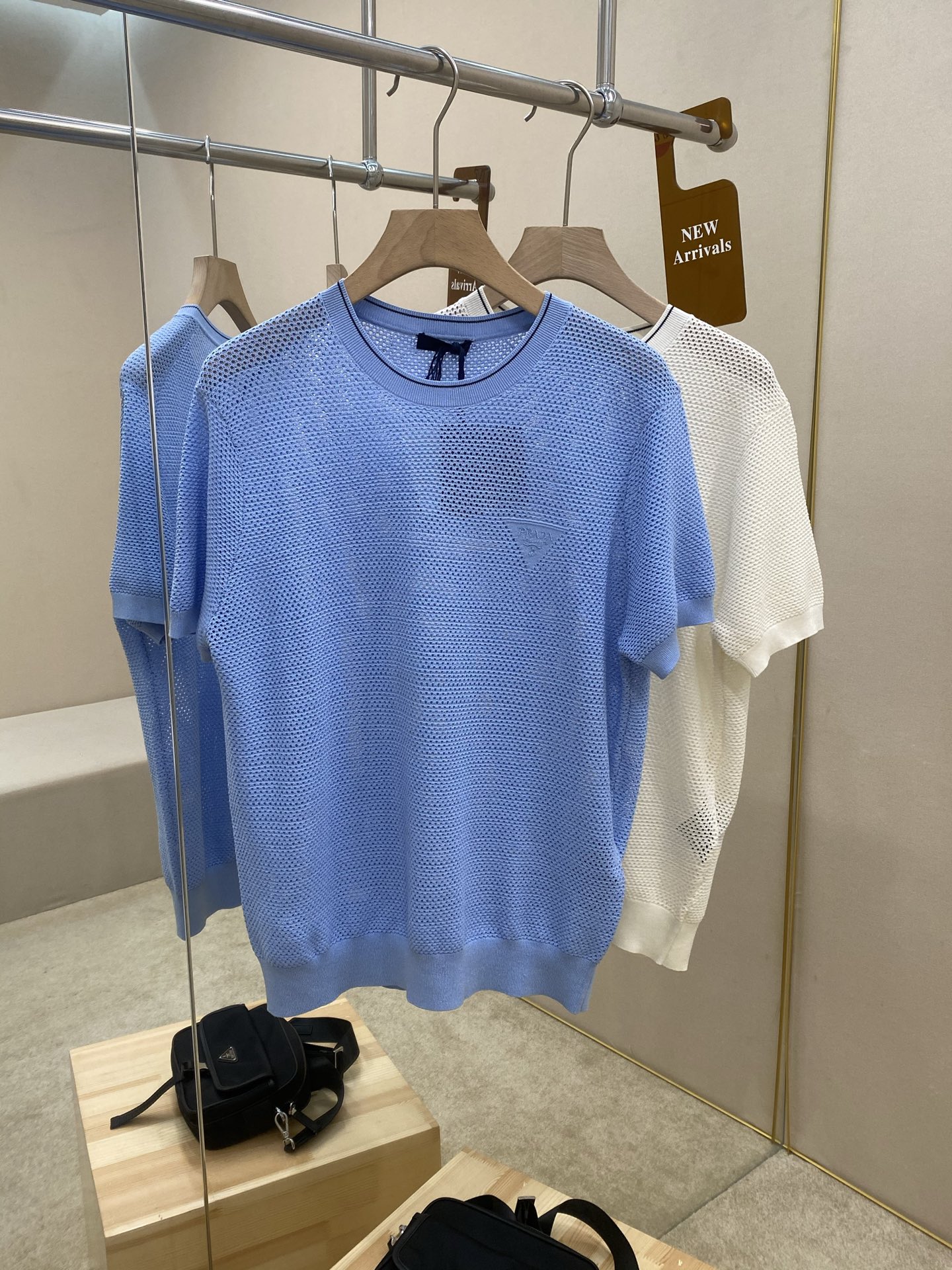 NO:144331,PRD 25SS new hollow round neck shirt This is made of hollow ice silk cotton fabric, and the design is inspired by traditional sports outfits. The exquisite embroidered lettering logo details decorate the body, adding iconic special elements. Prada is used to blend traditional silhouettes with innovative fabrics to create a new style. Color blue off-white Size 46 48 50 52,,prada,alexander wang19860909PRD 25SS新款镂空圆领衫 这款采用镂空冰丝棉质面料打造,设计灵感源自传统运动着装.精美的刺绣刻字徽标细节装饰衣身,平添标志性的特色元素.Prada惯将传统廓形与创新性面料融合,塑造出新颖格调 颜色蓝色 米白色 尺码46 48 50 52,,prada,alexander wang,Men's clothing