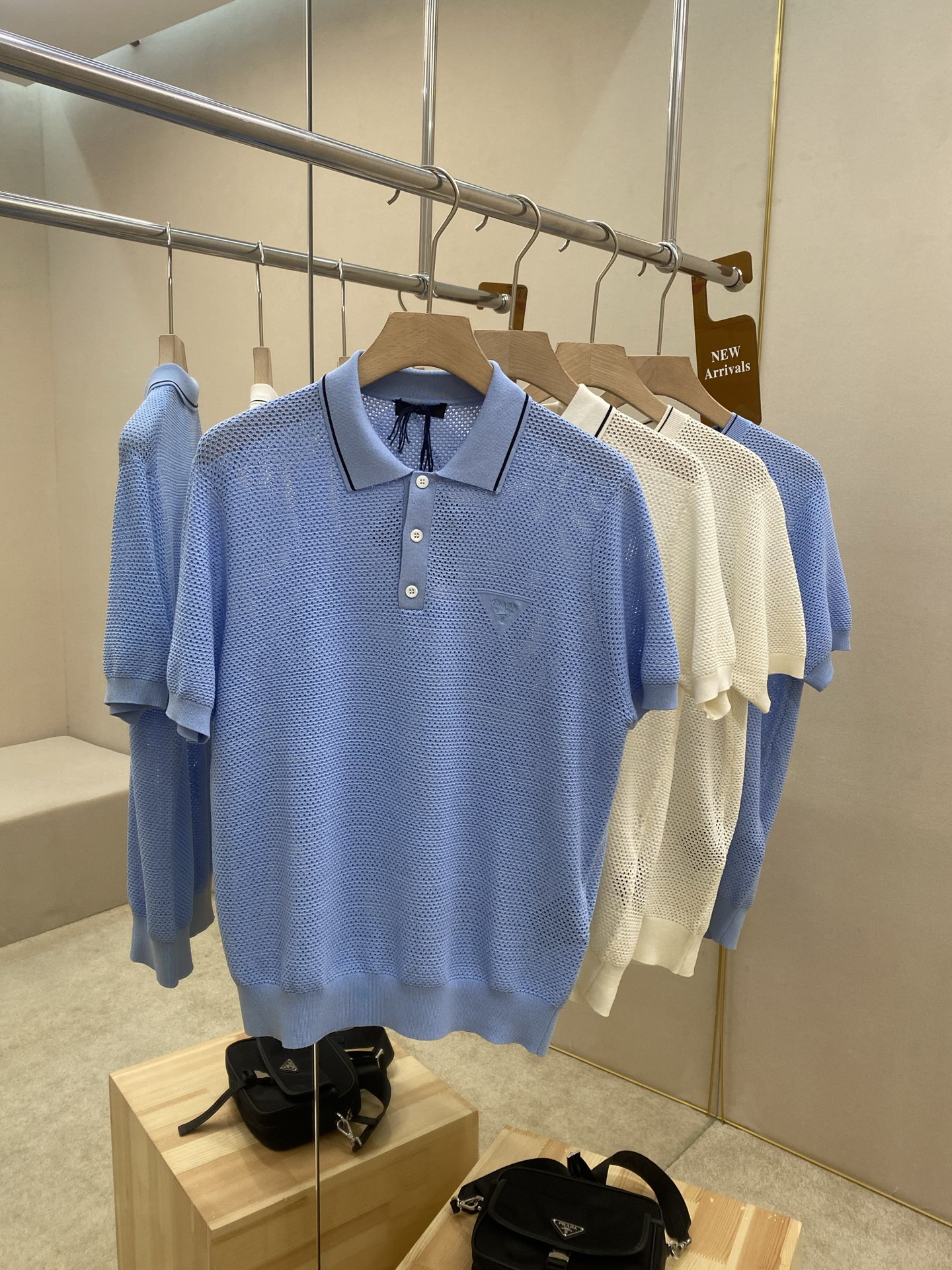 NO:144284,PRD 25SS new hollow lapel ~ round neck shirt This one is made of hollow ice silk cotton fabric, and the design is inspired by traditional sports outfits. The exquisite embroidered lettering logo details decorate the body, adding iconic special elements. Prada is used to blend traditional silhouettes with innovative fabrics to create a new style. There are two types of lapel round necks to choose from, which are the same as men and women. It is highly recommended!  Color blue off-white Size 46 48 50 52,,prada,alexander wang19860909PRD 25SS新款镂空翻领~圆领衫 这款采用镂空冰丝棉质面料打造,设计灵感源自传统运动着装.精美的刺绣刻字徽标细节装饰衣身,平添标志性的特色元素.Prada惯将传统廓形与创新性面料融合,塑造出新颖格调有翻领圆领两款可供选择,男女同款,强烈推荐！ 颜色蓝色 米白色 尺码46 48 50 52,,prada,alexander wang,Men's clothing