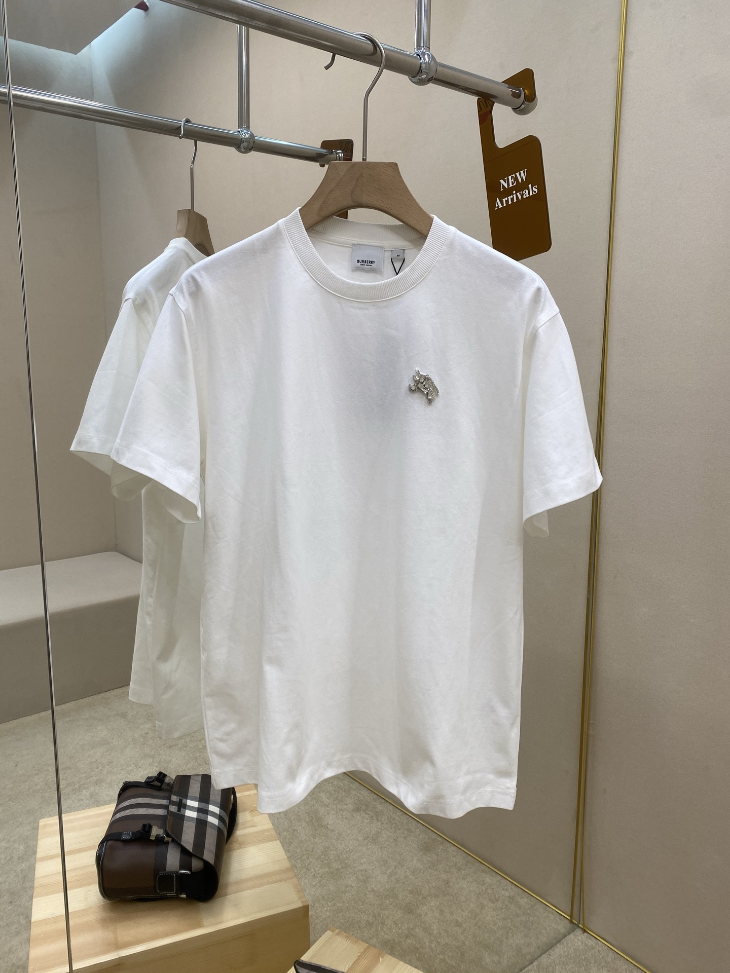 NO:144300,BBR casual T-shirt chest embellishment with artificial crystals in the same color presents equestrian knight design Modern interpretation brand collection badge mercerized cotton fabric has very good breathability and moisture permeability Soft feel, good elasticity and drooping color white Size S—XL,,tees, t-shirt,alexander wang19860909BBR休闲T恤胸前缀饰同色系人造水晶呈现马术骑士设计 摩登演绎品牌典藏徽章丝光棉面料 有非常好的透气性和透湿性 手感柔软 弹性与垂感颇佳 颜色白色 尺码Ｓ—XL,,tees，t-shirt,alexander wang,Men's clothing