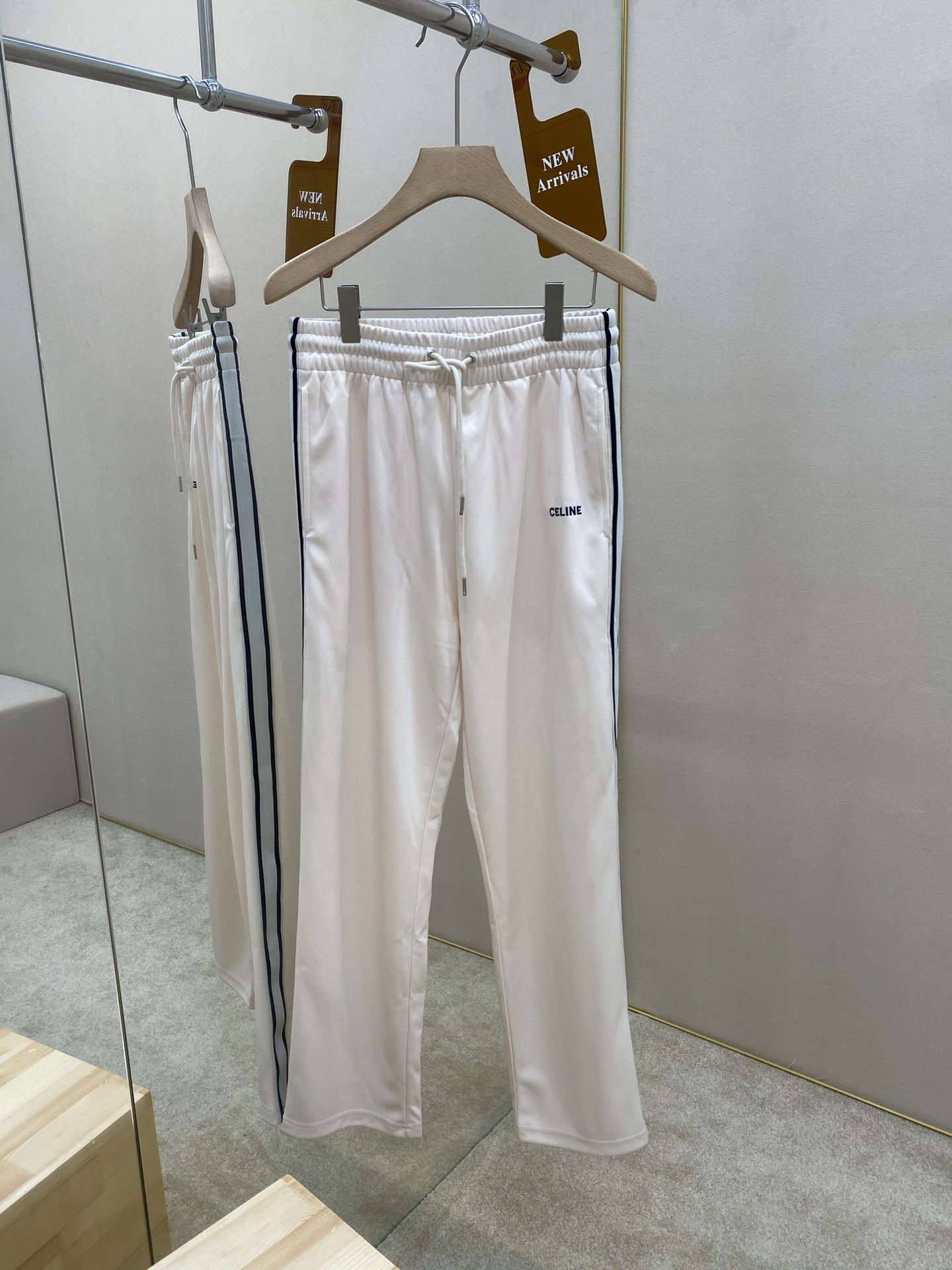NO:144259,CELINE classic sports pants original diamond pattern color color dyed fabric, 100% replica. The right side bag iconic embroidery CELINE small letters, rubber drawstring waist, 1:1 customized ribbed webbing splicing edge strips on the side of the pants, details are restored up to 991:1 original mold opening, same style for men and women, color off-white, S.M.L.XL,,celine,celine,alexander wang19860909CELINE赛琳经典运动裤 原版钻石纹订色订染面料,百分百复刻.右侧袋标志性刺绣CELINE小字母,橡筋抽绳腰头,裤身侧边1:1订制罗纹织带拼接捆边条,细节还原高达991:1原版开模 男女同款 颜色米白色 码数S.M.L.XL,,celine,celine,alexander wang,Men's clothing