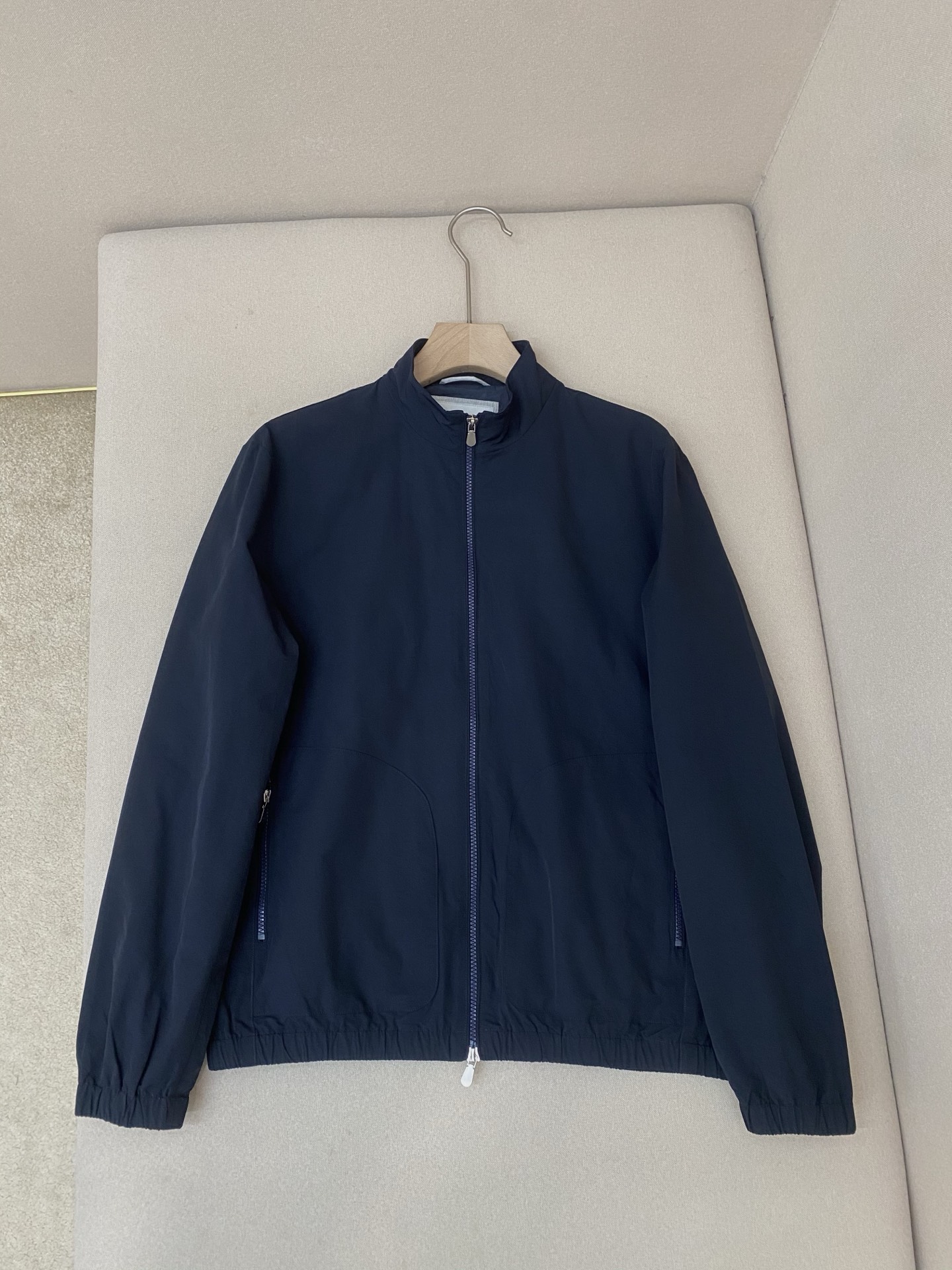 NO:636218,BC25SS new stand-up collar thin jacket, this stand-up collar jacket has a zipper opening and closing design. It has two pockets with zippers for easy storage of items. The elastic hem and stand-up collar design show the uniqueness of the style. The upper body effect is great. There are 4 colors of white, lime, coffee and royal blue to choose from. Highly recommended!  Color White Lime Brown Royal Blue Size 46 48 50 52, men's clothing, jackets & coats, alexander wang19860909BC25SS新款立领薄夹克,这款立领夹克拉链开合设计,两册袋配配有拉链方便收纳物品,弹力下摆,立领设计更显款式的独特性,上身效果超赞,有白色 石灰 咖色 宝蓝色4个颜色可共挑选,强烈推荐！ 颜色 白色 石灰 咖色 宝蓝色 码数46 48 50 52,男装,jackets & coats,alexander wang,Women's clothing