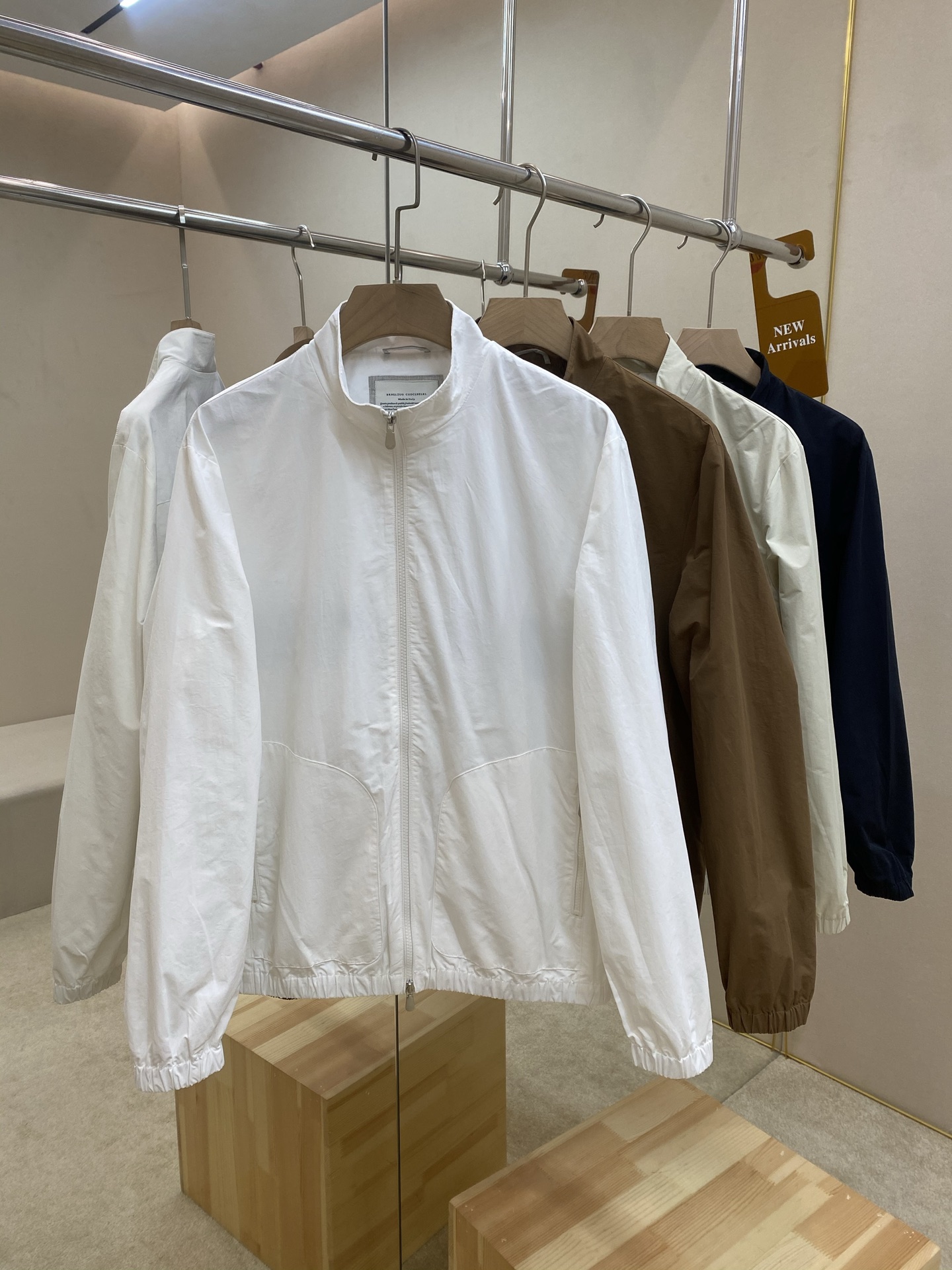 NO:149798,The main recommendation is the new BC25SS stand-alone thin jacket. This stand-alone jacket zipper closure design. The two-volume bag is equipped with zippers to facilitate storage of items. The elastic hem is the stand-alone design, which shows the uniqueness of the style. The upper body effect is excellent. There are 4 colors of white, lime, brown, royal blue to choose from. It is highly recommended!  Color White Lime Coffee Royal Blue Number of 46 48 50 52,,jackets & coats,alexander wang19860909主推 BC25SS新款立领薄夹克,这款立领夹克拉链开合设计,两册袋配配有拉链方便收纳物品,弹力下摆,立领设计更显款式的独特性,上身效果超赞,有白色 石灰 咖色 宝蓝色4个颜色可共挑选,强烈推荐！ 颜色 白色 石灰 咖色 宝蓝色 码数46 48 50 52,,jackets & coats,alexander wang,Men's clothing