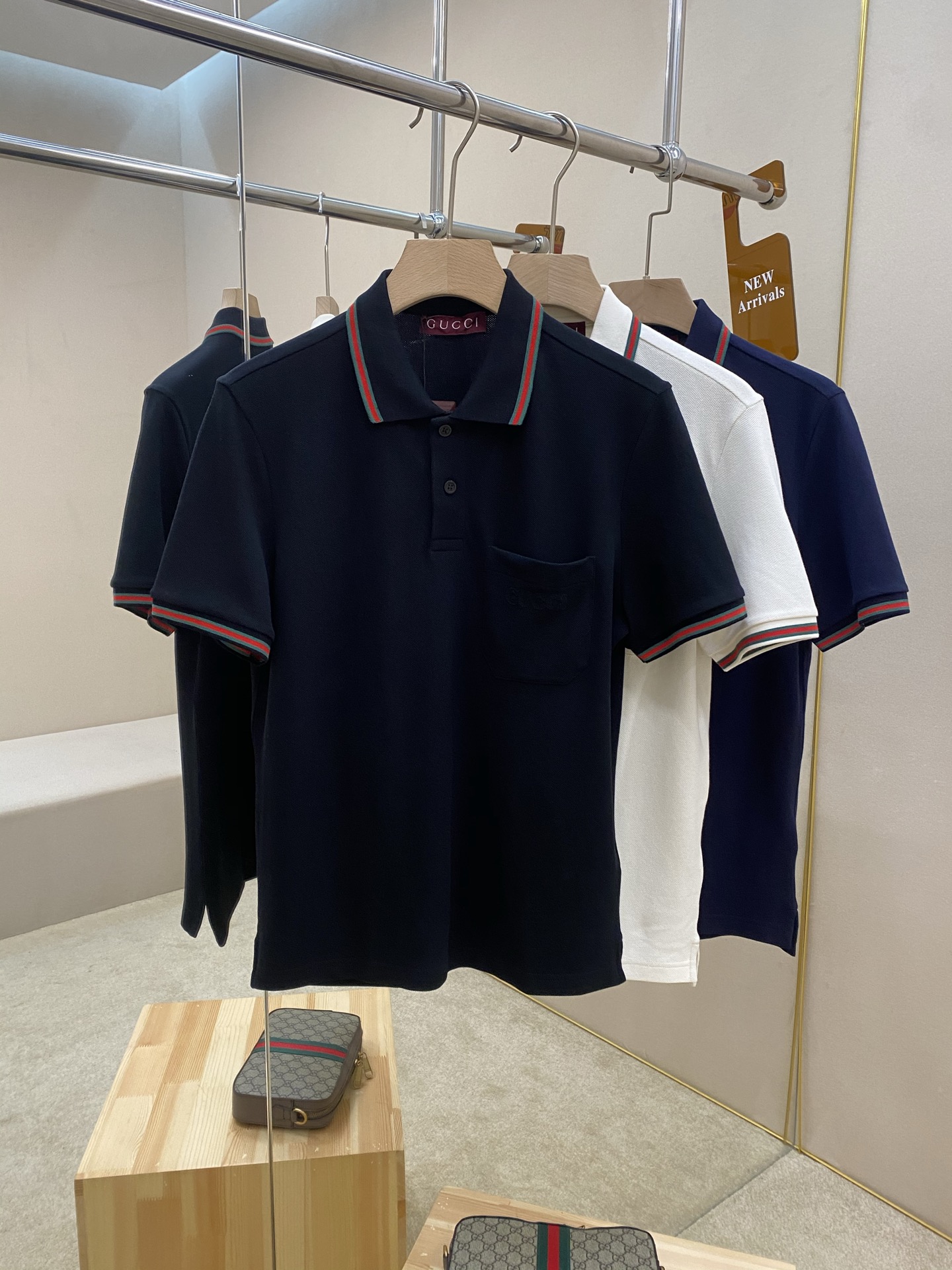 NO:159727,The main recommendation Gucci new front chest pocket embroidered three-color polo shirt. This model is made of elastic bead floor cotton fabric, with thick and full threads on the contrasting collar. The laser logo Fritillaria buckle classic gucc embroidery, showing a unique style. The style is super positive, the upper body effect is excellent, and highly recommended!  Color black royal blue off-white S M L XL, gucci, alexander wang19860909主推 Gucci 新款前胸口口袋刺绣三色polo衫 这款采用弹力珠地棉面料匠心打造,撞色领口螺纹厚实饱满 激光logo贝母扣经典gucc刺绣 ,尽展别样风采.版型超正,上身效果超赞,强烈推荐！ 颜色黑色 宝蓝色 米白色 码数S M L XL,,gucci,alexander wang,Men's clothing