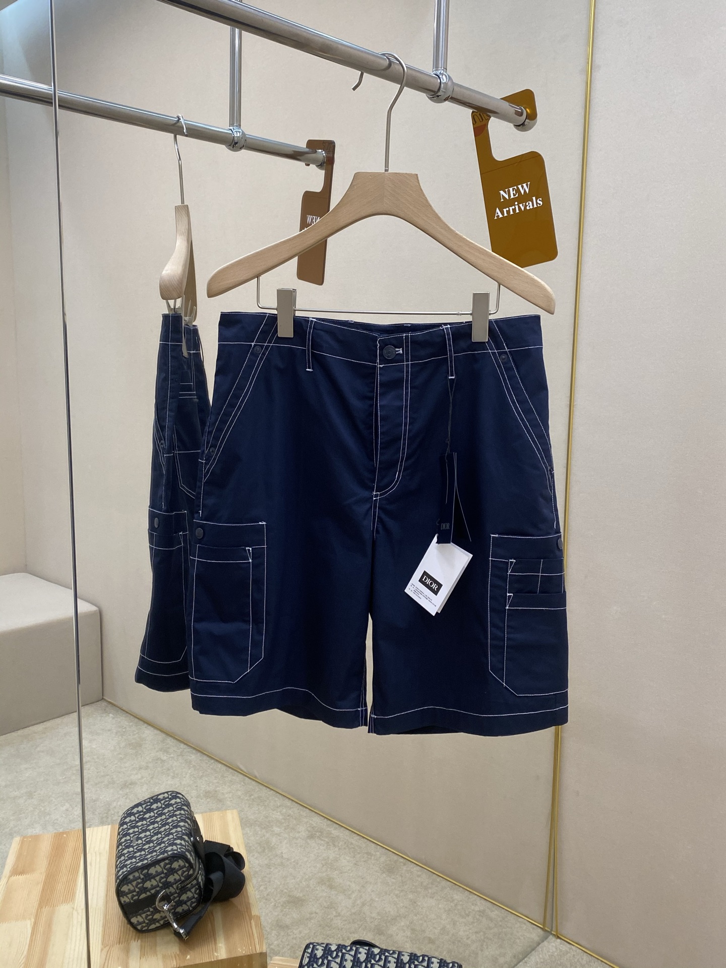 NO:426005,The main recommendation is Dior25SS new navy blue shorts, which is made of cotton twill area, reinterpreting the classic practical style. It is decorated with leather signs and embellished with the classic CD Diamond logo to enhance the style. The design is comfortable and practical, the style is very good, and it is a must-have item for men. It is highly recommended!  Count 46 48 50 52 54 56,,dior,shorts,alexander wang19860909主推 Dior25SS新款海军蓝色短裤,这款采用棉质斜纹面积制作而成,重新诠释经典的实用风格.饰以皮革标牌,点缀以经典CD Diamond标志提升格调.设计舒适实用,版型,上身效果非常棒,是男士必备单品,强烈推荐！ 码数46 48 50 52 54 56,,dior,shorts,alexander wang,Men's clothing