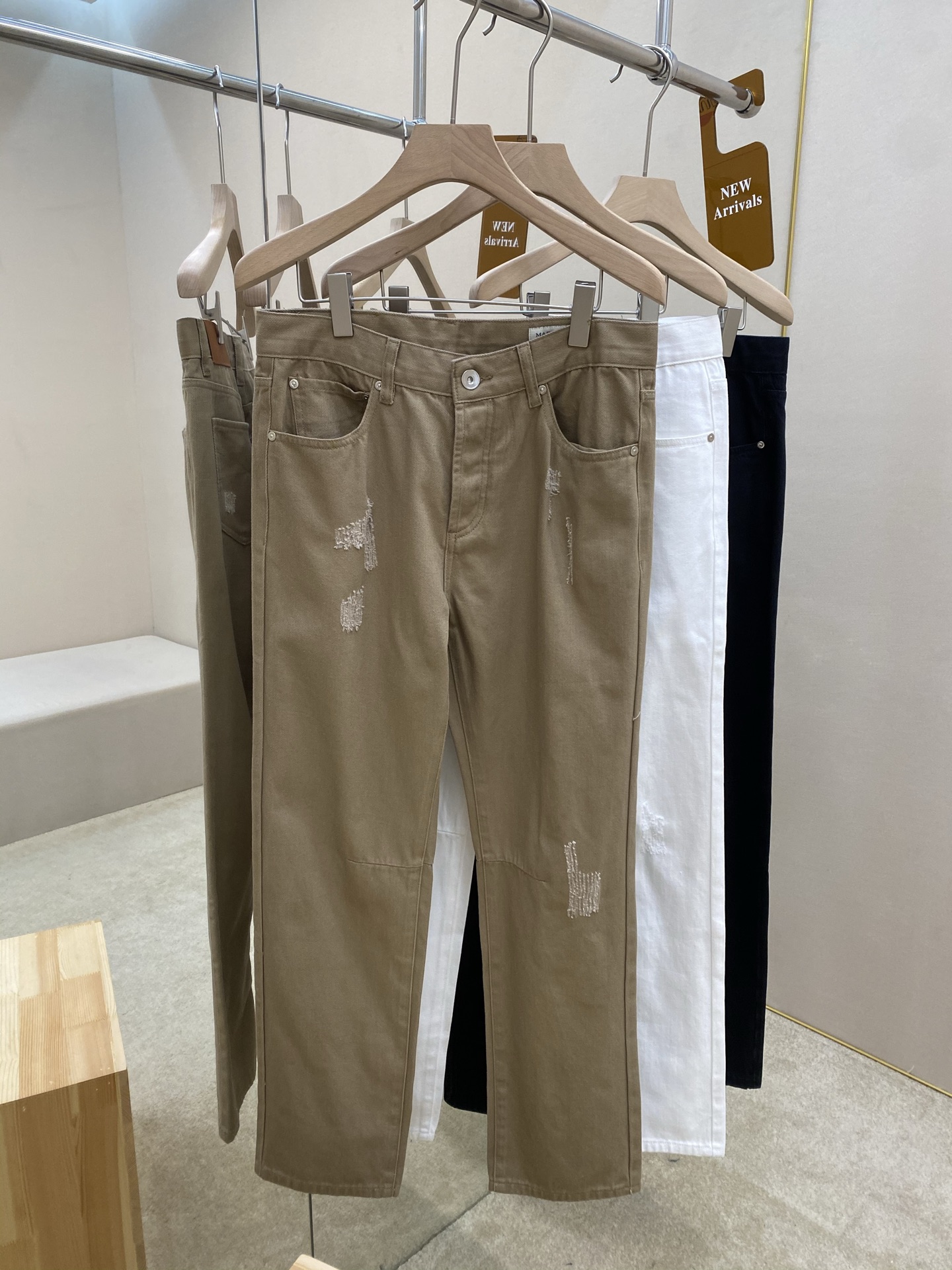 NO:162455,The main recommendation is BC25 new classic small straight-leg jeans. These jeans are made of cotton denim fabric, with access buttons and closure design, and the back waist headdress is decorated with BC classic leather cards, highlighting the classic taste of Brunello Cucinelli. There are white, black and hot khaki to choose from, and it is highly recommended!  Color black white card color number 30 31 32 33 34 36, brunello cucinelli,jeans,alexander wang19860909主推 BC25新款经典小直筒型牛仔裤,这款牛仔裤采用棉质牛仔布面料制作而成,门禁纽扣开合设计,后腰头饰有bc经典皮牌,彰显Brunello Cucinelli的经典品味.有白色 黑色 卡其热三色可供挑选,强烈推荐！ 颜色黑色 白色 卡色 码数30 31 32 33 34 36,,brunello cucinelli,jeans,alexander wang,Men's clothing