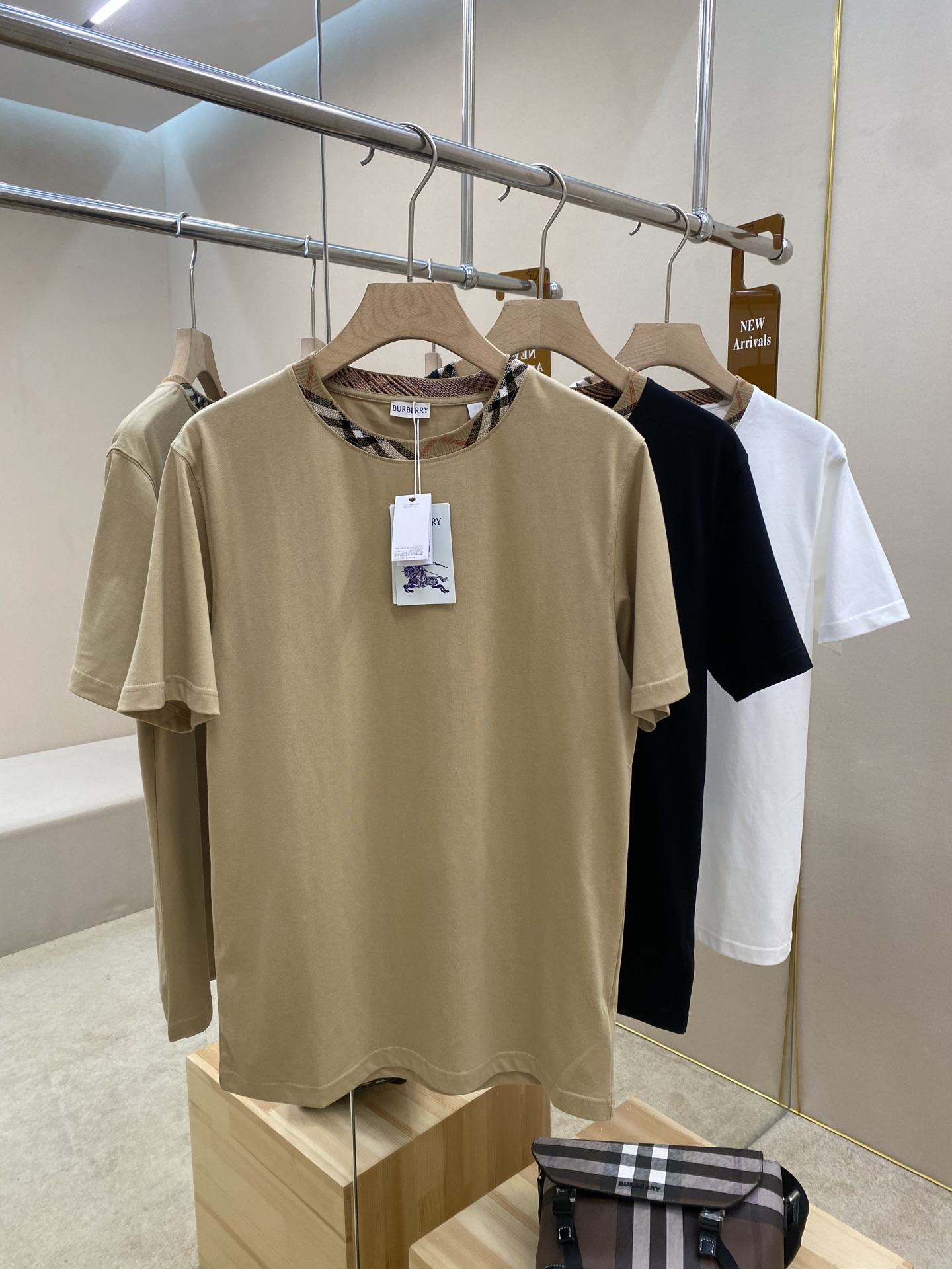 NO:464571,The main recommendation is the new BBR25SS plaid decorative cotton T-shirt. This T-shirt is made of flat cotton fabric to present a casual style. It is integrated into the Burberry plaid ribbon design and interpreted in the brand's iconic sand color. There are three colors to choose from, and it is highly recommended!  Color black white khaki S M L XL, burberry,tees, t-shirt,alexander wang19860909主推 BBR25SS新款格纹装饰棉质T恤衫,这款T恤衫选用平织棉面料打造,呈现休闲版型.融入Burberry 格纹饰带设计,以品牌标志性沙色演绎.有三个颜色可供挑选,强烈推荐！ 颜色黑色 白色 卡其色 码数S M L XL,,burberry,tees，t-shirt,alexander wang,Men's clothing