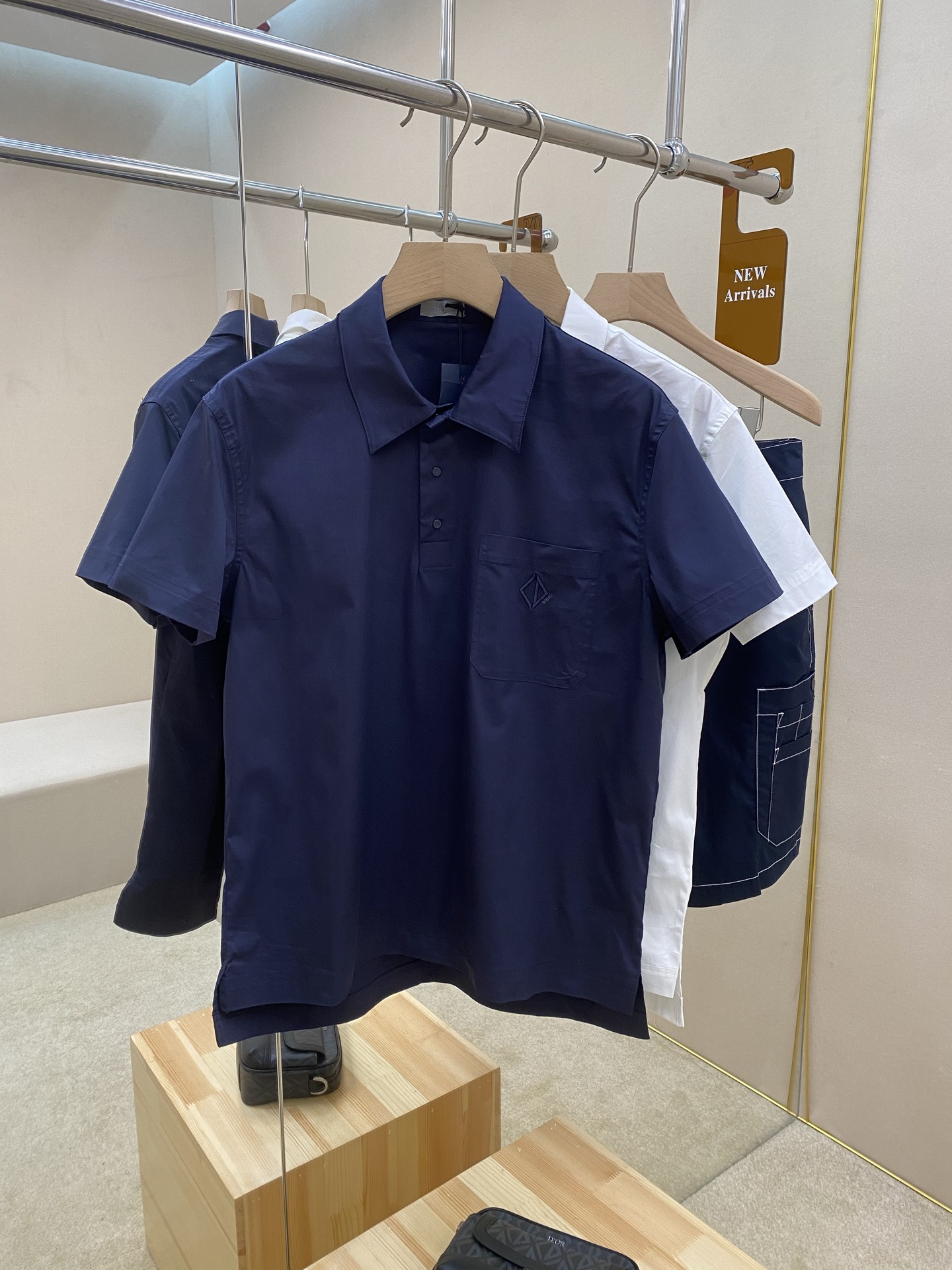 NO:473507,The main recommendation is Dior25ss' new cotton-blend twill fabric CD Diamond Polo shirt. This Polo shirt is a brand new interpretation of Dior's classic logo, highlighting the fashion style. It is carefully crafted with cotton-blend twill fabric, and the breast patch pockets are decorated with CD D embroidery, and the buttons are opened and closed to enhance the style. It can be easily matched with various jeans. It is highly recommended!  Color royal blue white code number 46 48 50 52,,dior,jeans,alexander wang19860909主推 Dior25ss新款棉质混纺斜纹面料CD Diamond Polo衫,这款 Polo 衫全新演绎Dior经典标识,彰显时尚风格.采用棉质混纺斜纹面料精心制作,胸前贴袋饰以 CD D刺绣,纽扣开合为衣领提升格调.可与各式牛仔裤轻松搭配,强烈推荐！ 颜色宝蓝色 白色 码数46 48 50 52,,dior,jeans,alexander wang,Men's clothing