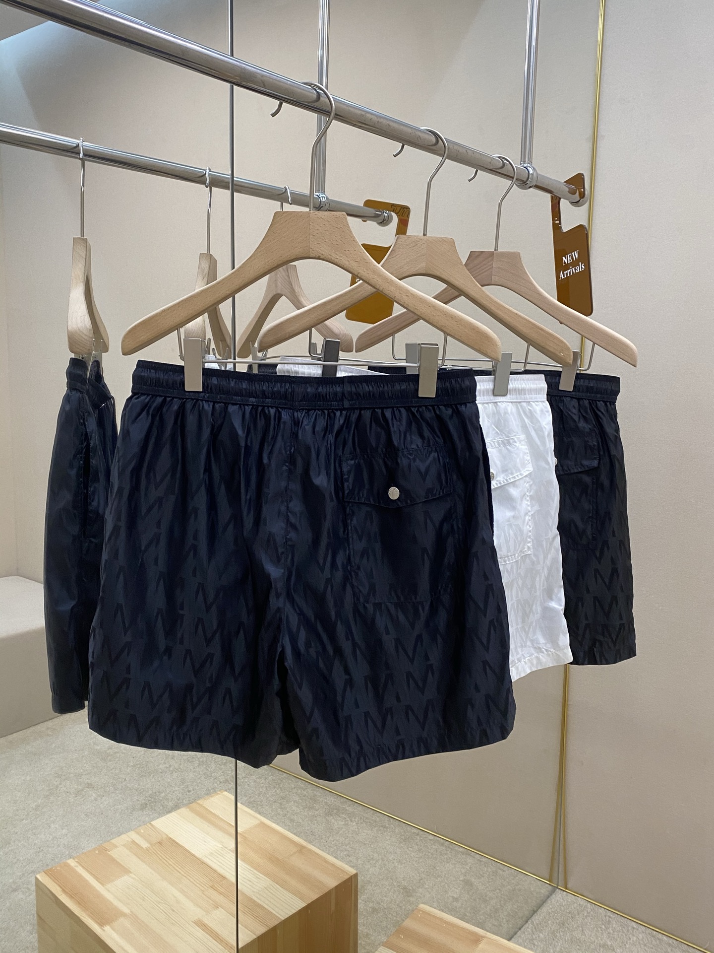 Luxurious Monolithic Logo Design on P561 Mihcler’s White Short Shorts - 图片 6