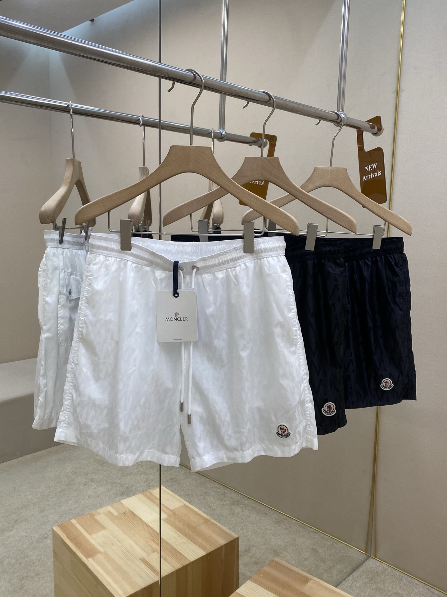 Luxurious Monolithic Logo Design on P561 Mihcler’s White Short Shorts - 图片 1